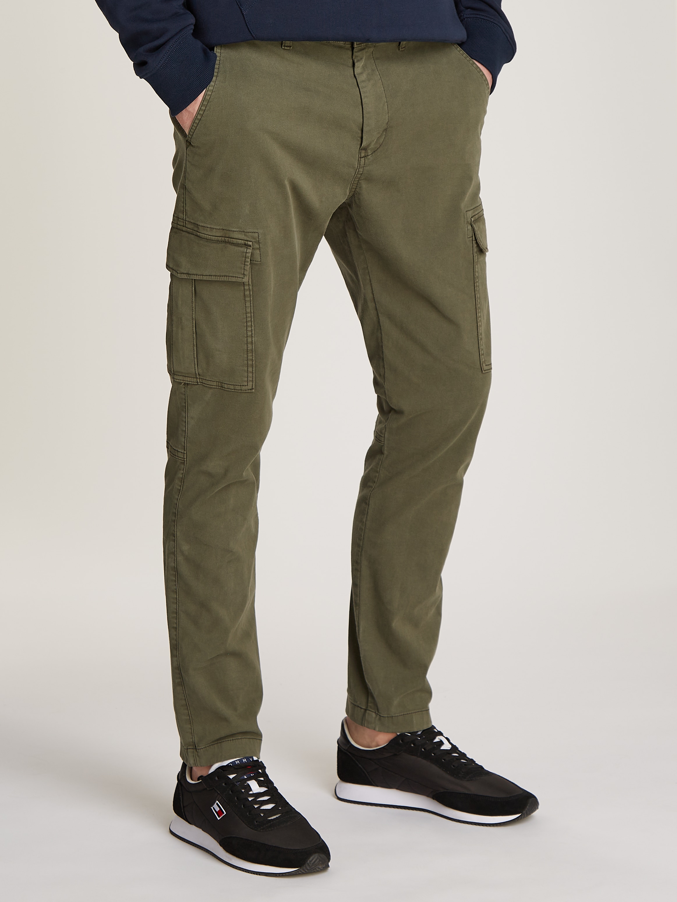 Tommy Jeans Cargohose "TJM AUSTIN LIGHTWEIGHT CARGO", mit bestickten Markenlogo über der Gesäßtasche