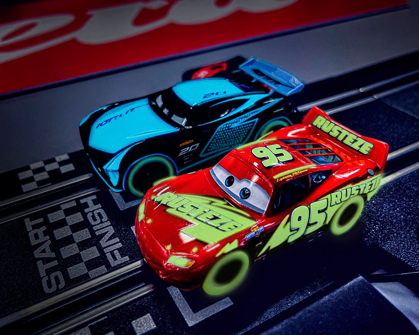 Carrera® Autorennbahn »Carrera GO!!! - Disney Pixar Cars - Glow Racers«