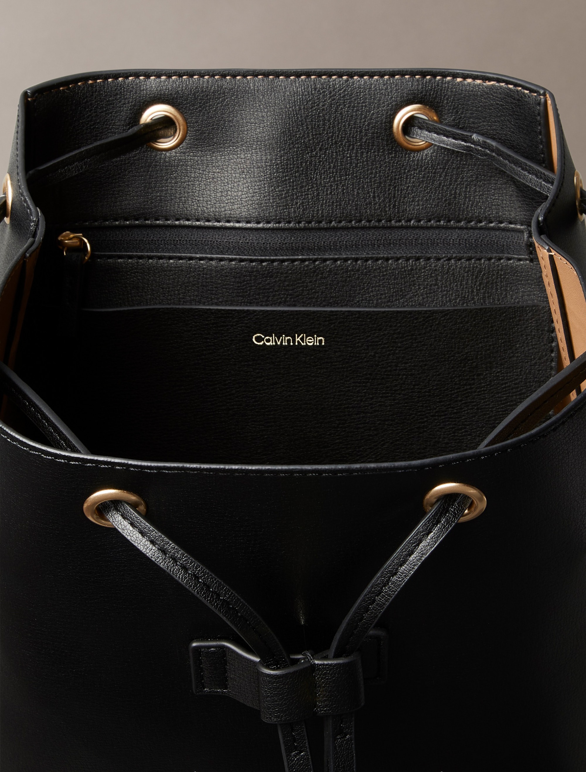 Calvin Klein Cityrucksack »FOIL LOGO FLAP BACKPACK«, Damen Freizeitrucksack, Beuteltasche mit Logoschriftzug