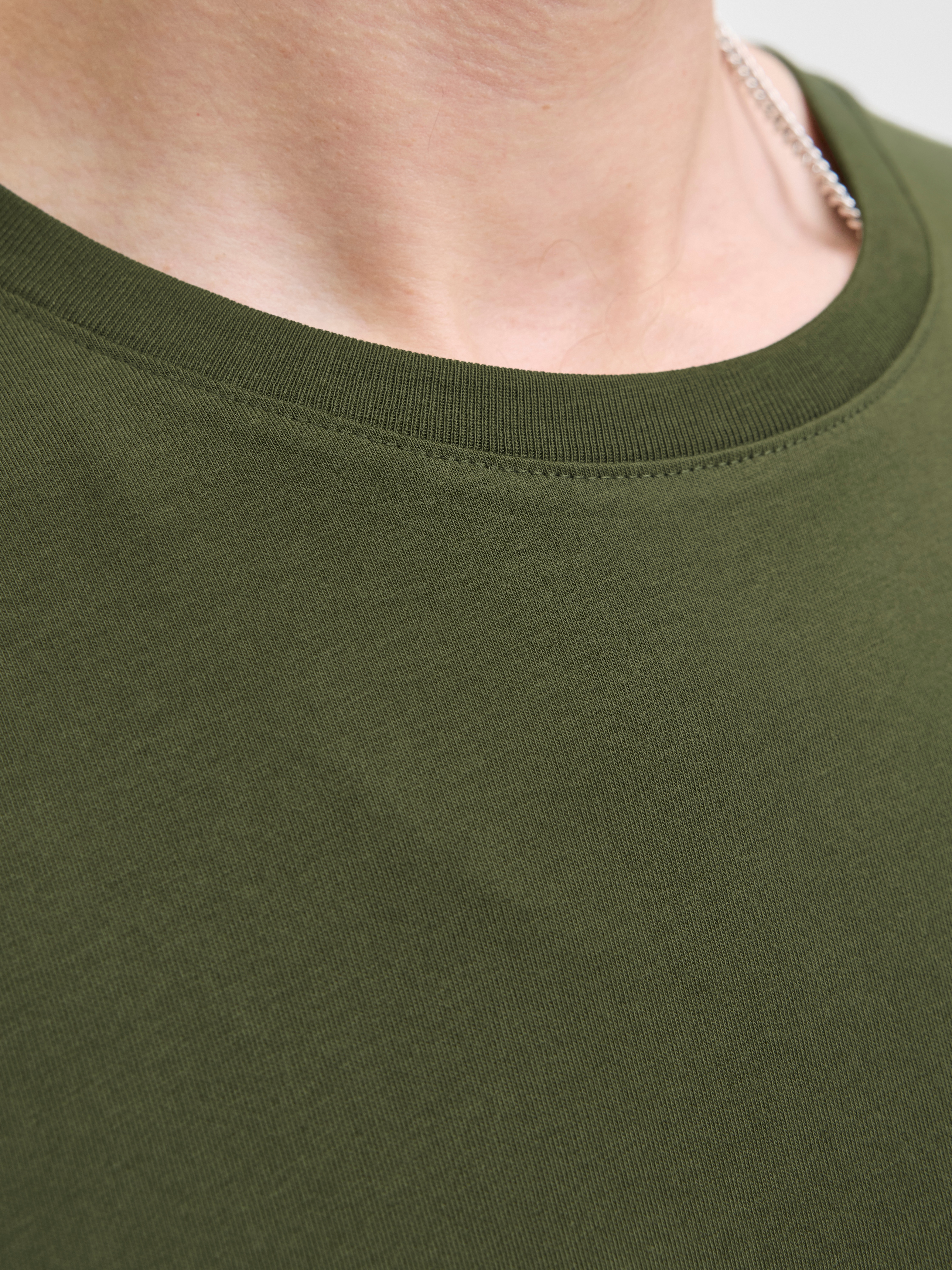 Thumbnail - Jack & Jones Rundhalsshirt "JJECORP mit Logo-Print und klassischem Rundhals" mit Rundhalsausschnitt