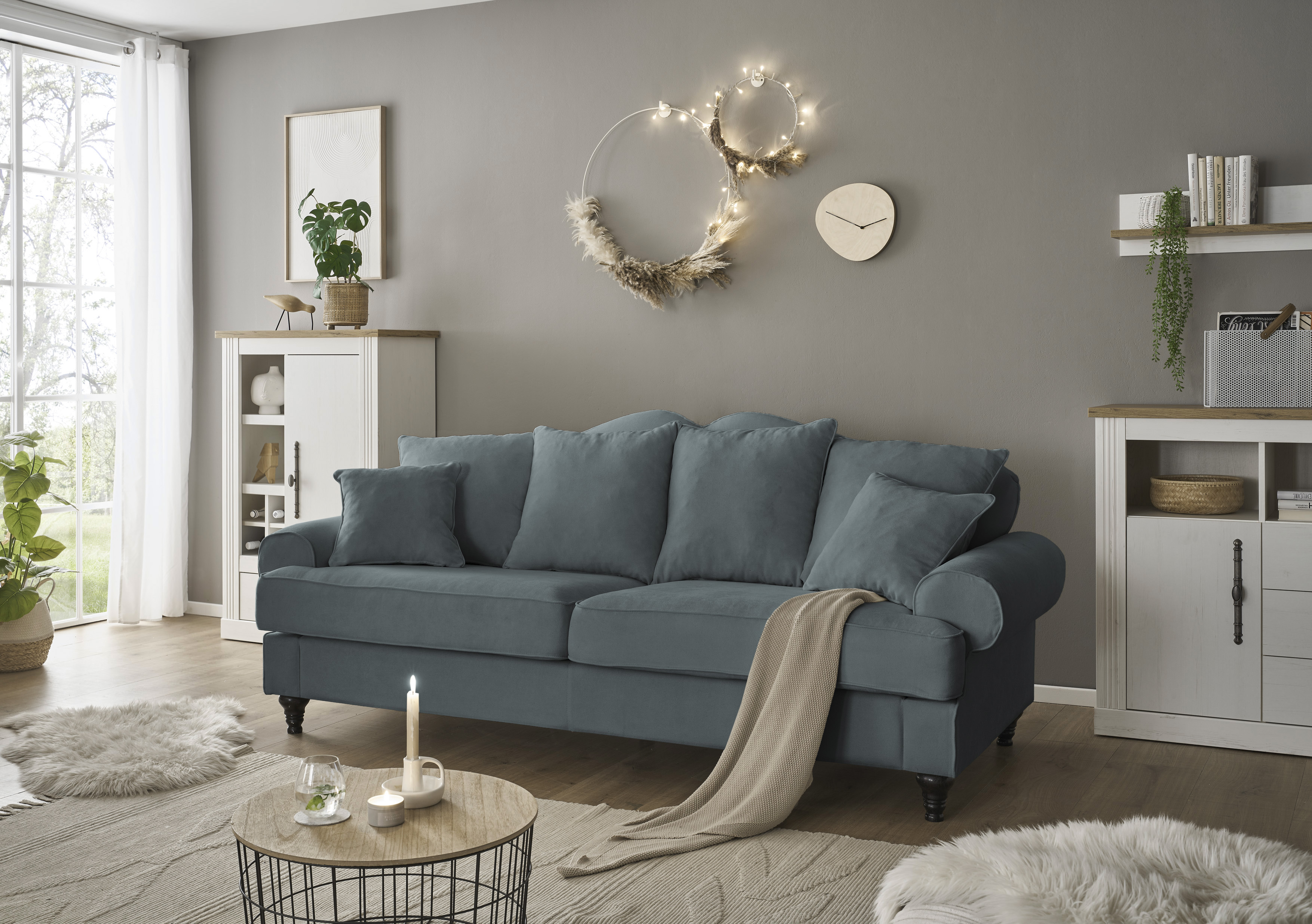 OTTO home 3,5-Sitzer "Westminster, Sofa im Landhausstil, Couch mit Zierkissen" Federkern-Polsterung, gedrechselter Fuß, hochwertiger Microfaserbezug