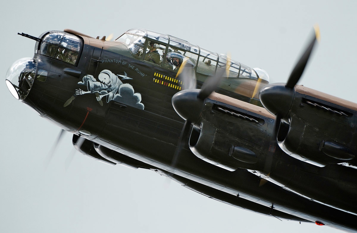 Papermoon Fototapete "Lancaster BBMF Bomber"