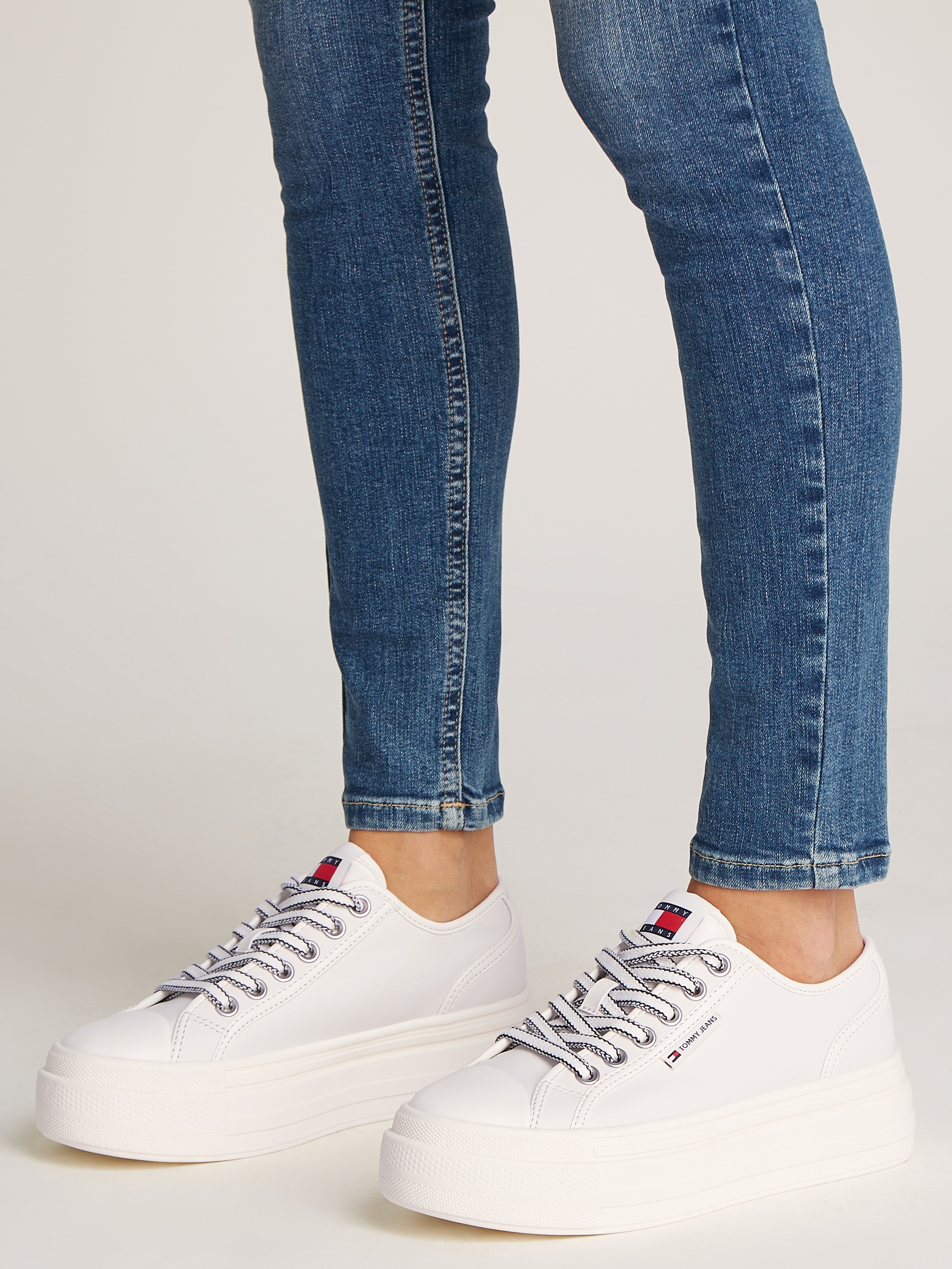 Tommy Jeans Plateausneaker »TJW FOXING VULC LC LEATHER«, Freizeitschuh, Halbschuh, Schnürschuh, Kontrast-Schnürsenkel