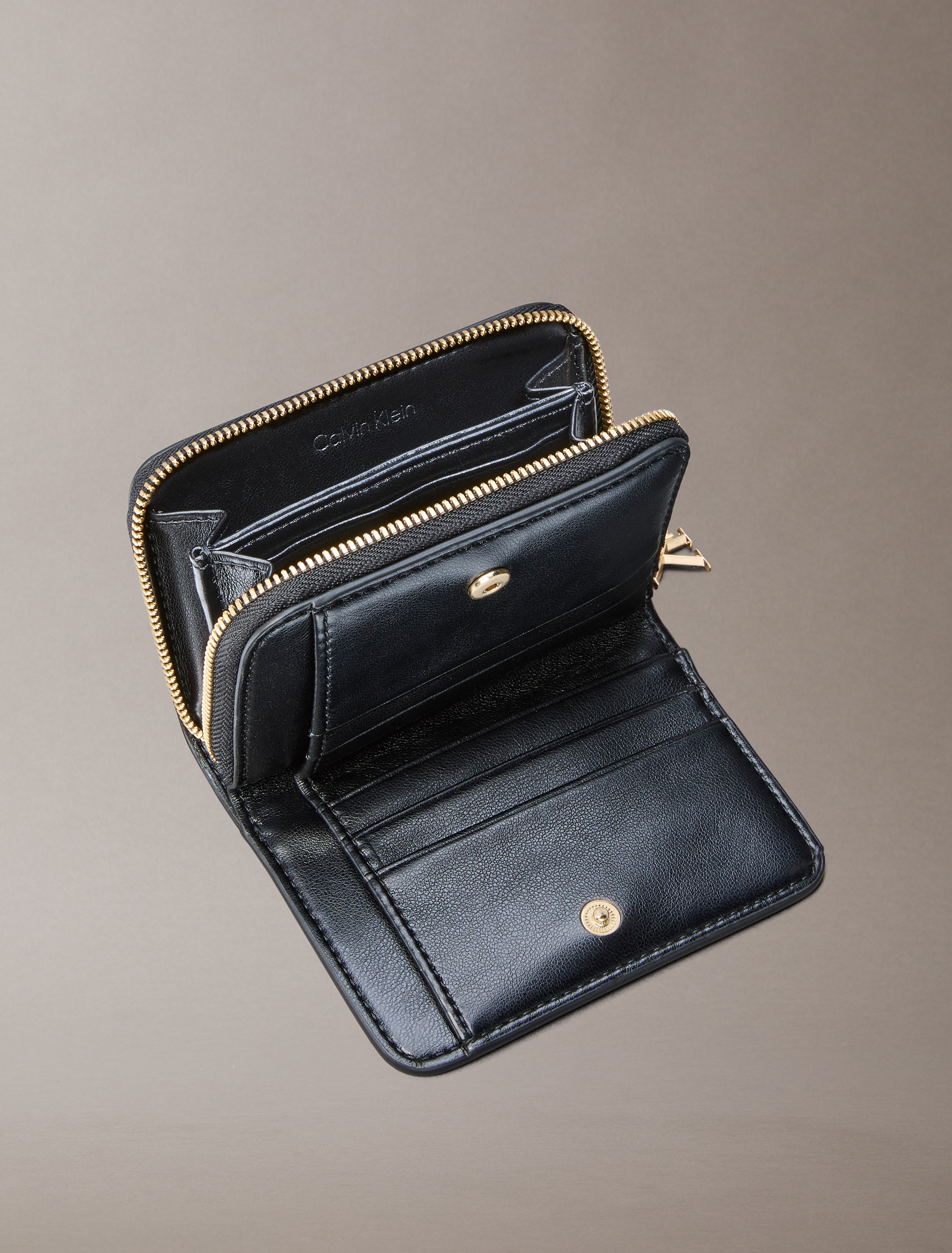 Calvin Klein Geldbörse »CK PULLER MEDIUM FLAP ZIP AROUND«, Damen Geldbörse, Portemonnaie mit CK-Logo