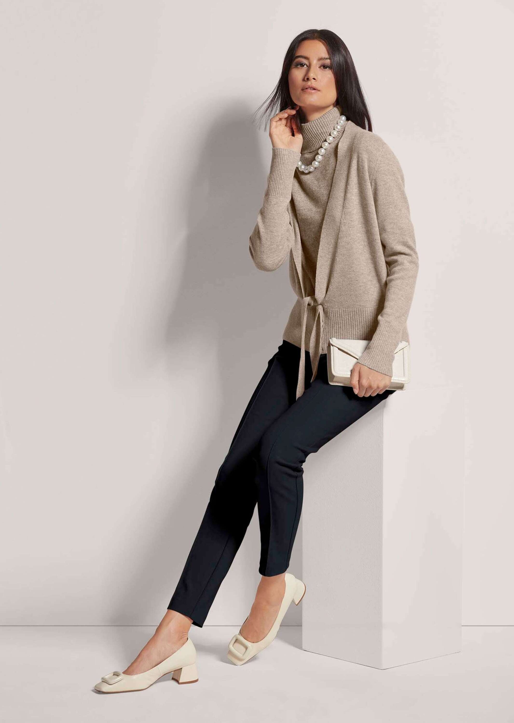 MADELEINE Strickjacke »Strickjacke Kaschmir-Strickjacke mit tiefem V-Ausschnitt und Bindeband«