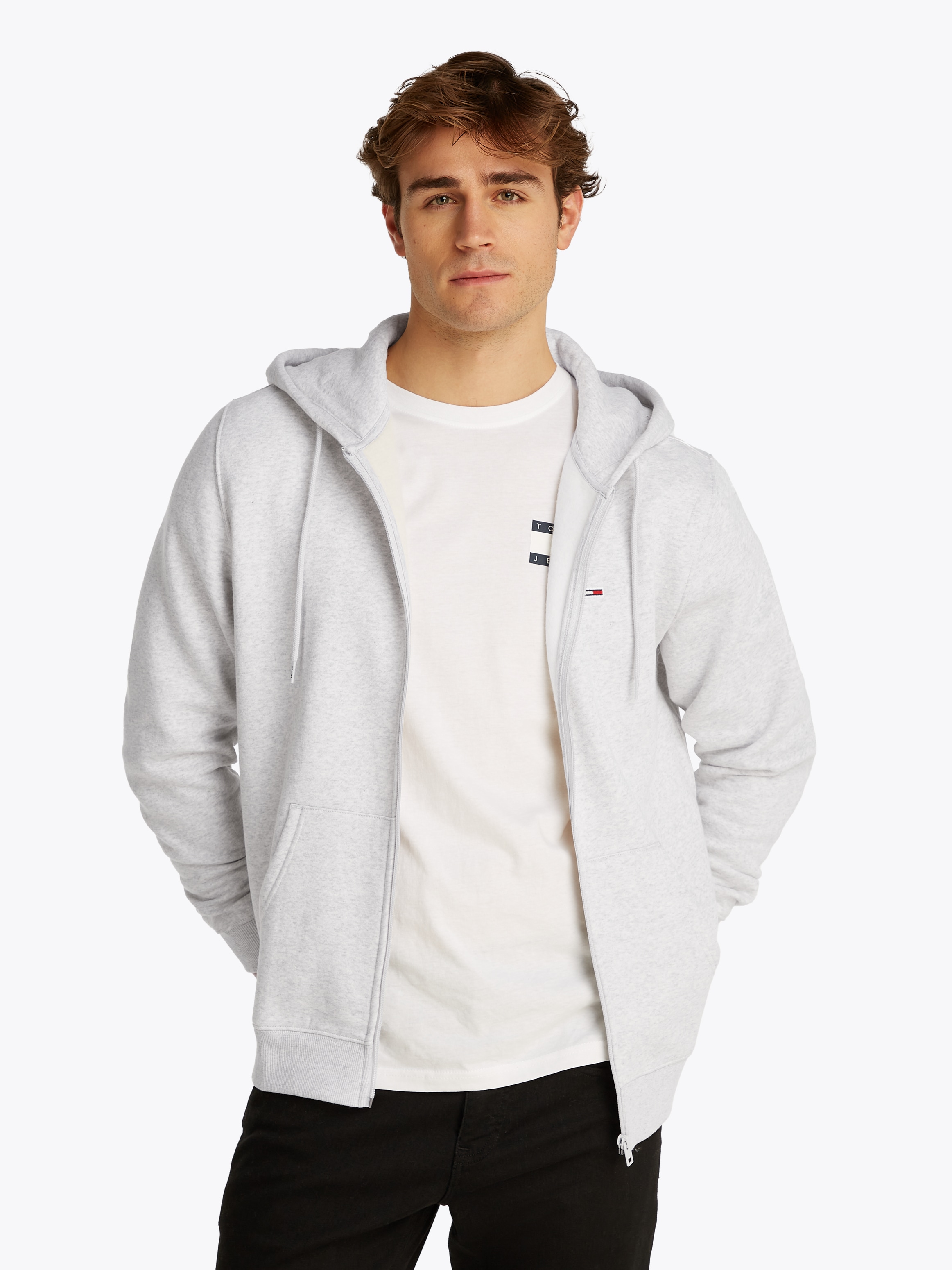 Tommy Jeans "TJM REGULAR S FLAG ZIP FLEECE THRU" mit bestickten Markenlogo auf Brusthöhe