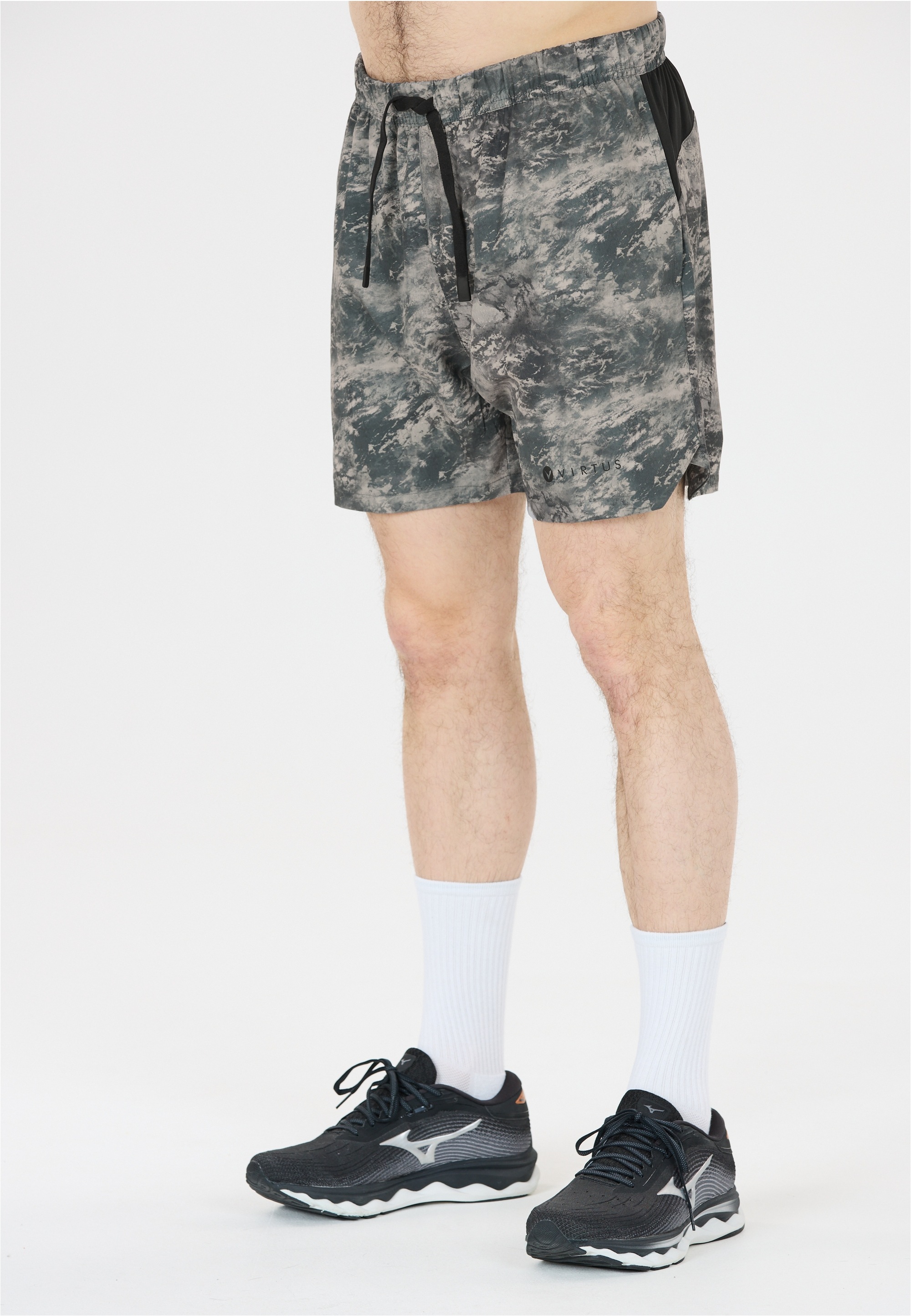 VIRTUS Herren Shorts "Deaglan", grün, Gr. M, bedruckt, 95% Polyester, 5% Elasthan, Hosen, mit 4-Wege-Stretch