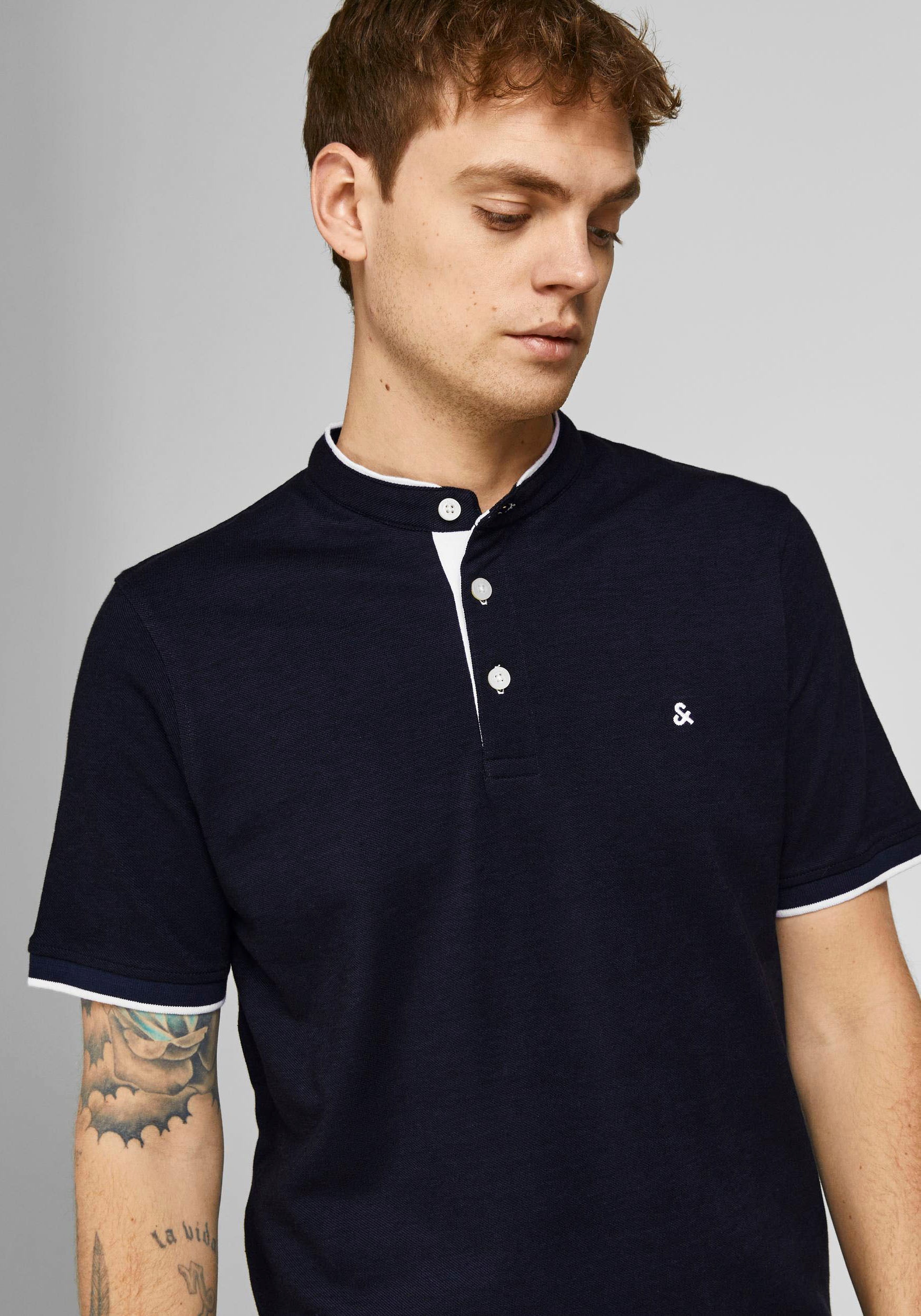 Jack & Jones Kurzarmshirt »PAULOS MAO POLO«, mit kontrastfarbiger Kante am schmalen Stehkragen und am Ärmelsaum