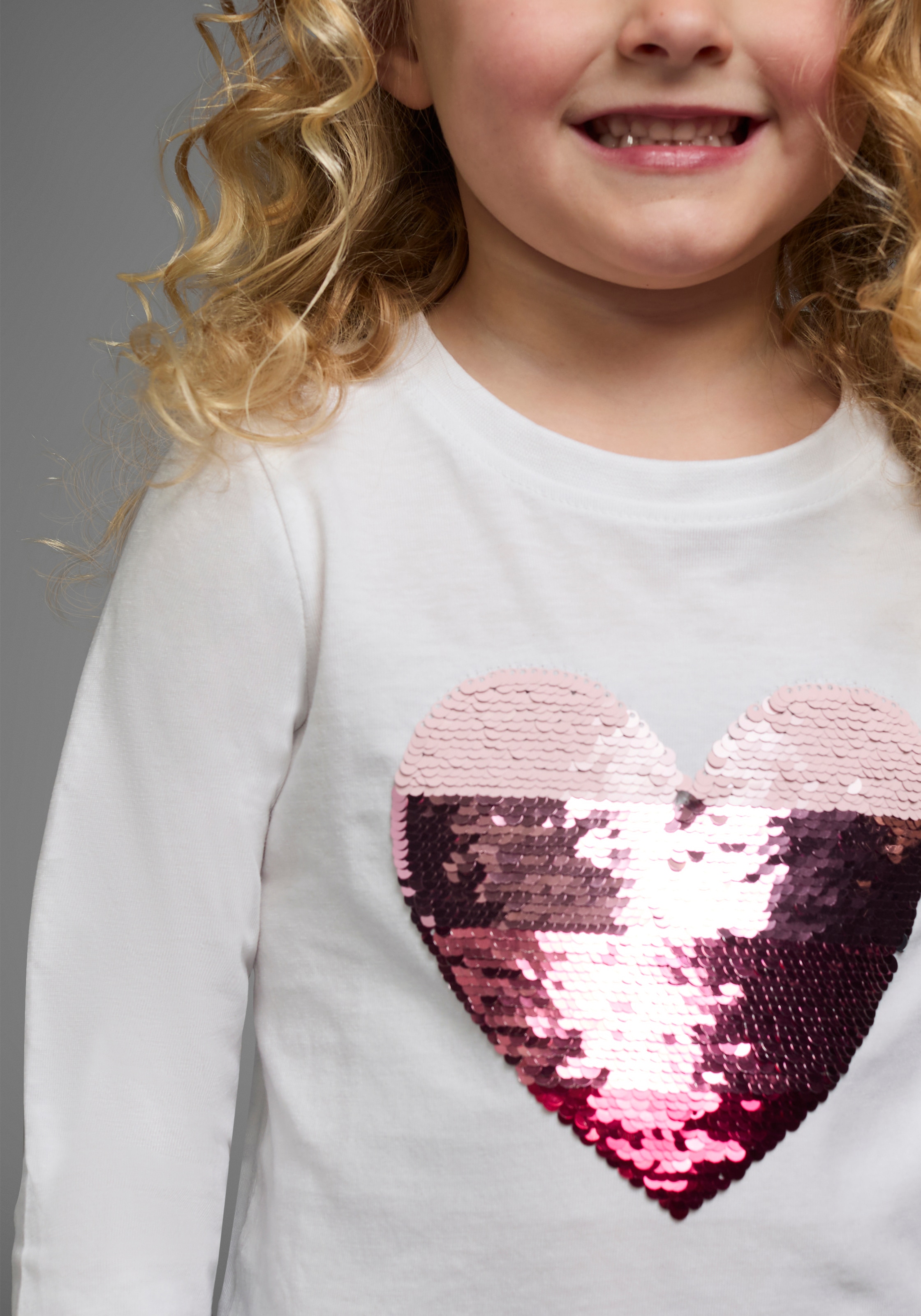 KIDSWORLD Langarmshirt », mit Paillettenherz zum Wenden«, Langarm, Basic-Passform, mit glitzernden Pailletten