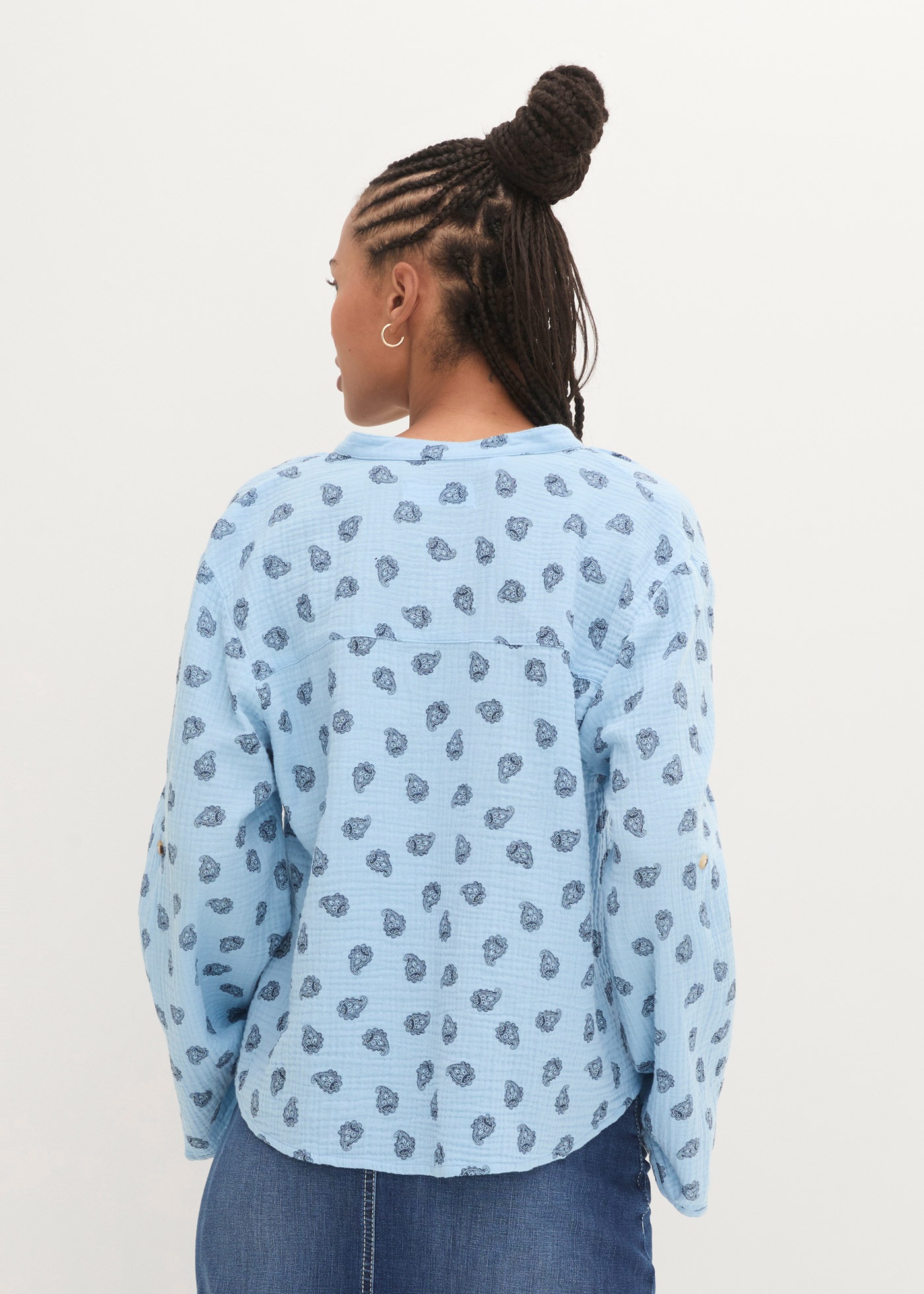 Langarmbluse BONPRIX "Oversize-Bluse aus luftigem Musselin", Damen, Gr. 42, blau (hellblau paisley), Web, Obermaterial: 100% Baumwolle, bedruckt, oversize normal, V-Ausschnitt, mit Aufschlag, Blusen, Oversize-Passform, für den Alltag, aus Musselin, mit V- 2