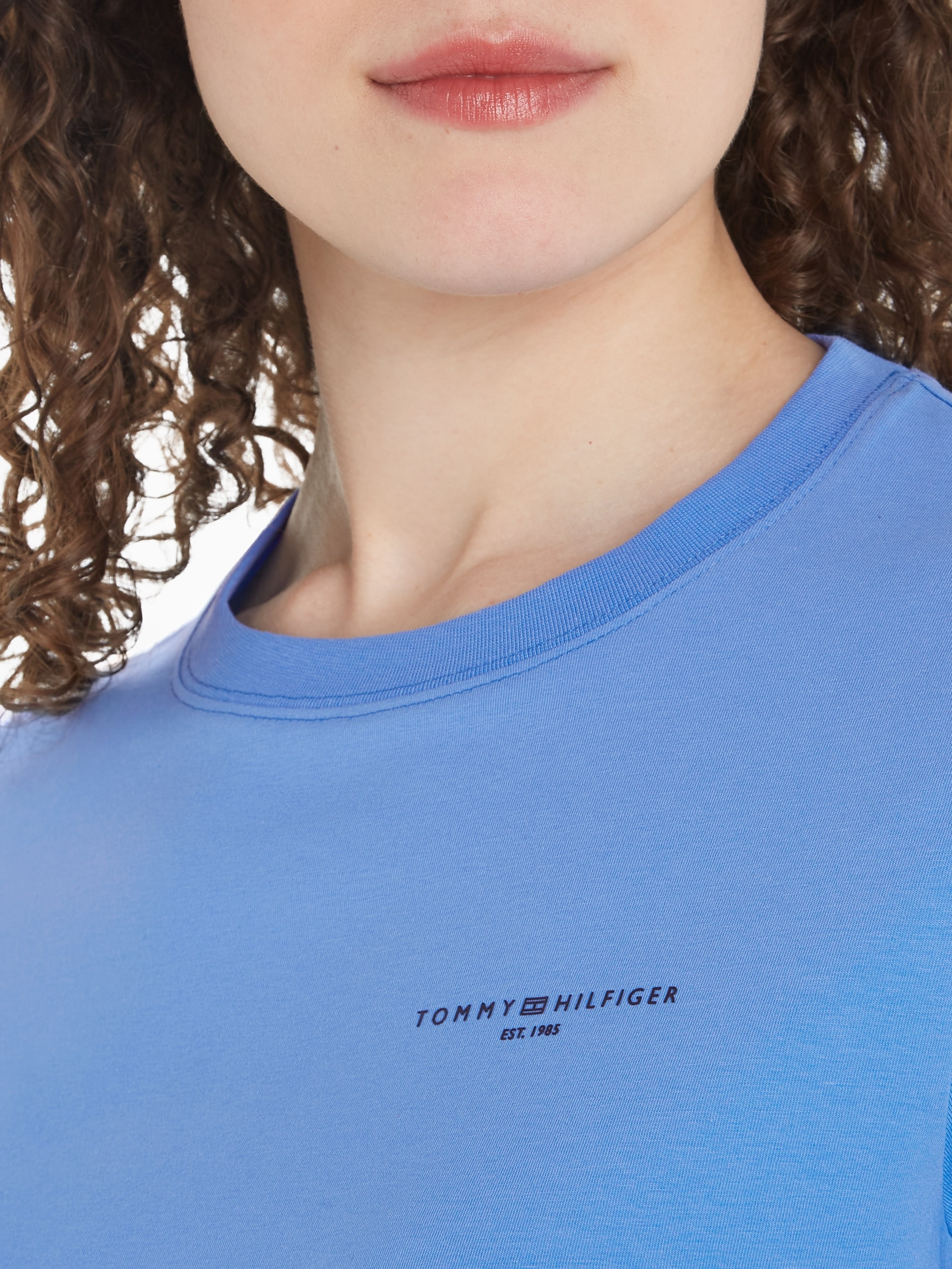 Langarmshirt Brust Logo-Schriftzug der LS«, Tommy CORP Hilfiger für auf C-NK LOGO BAUR | MINI bestellen »1985 REG mit