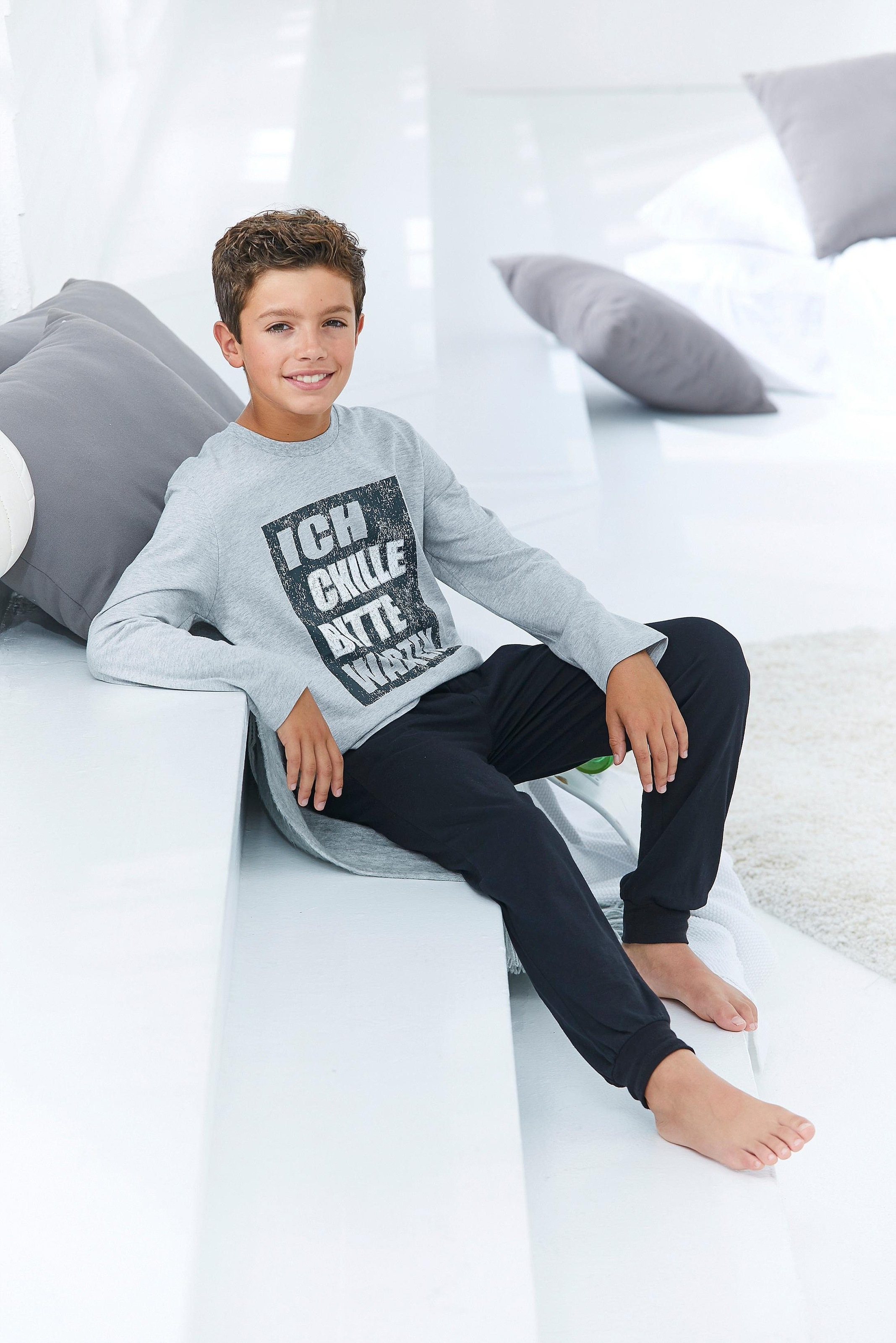 Thumbnail - AUTHENTIC LE JOGGER Pyjama, 2 Stk. Schlafanzug mit Spruch "Ich chille bitte warten"