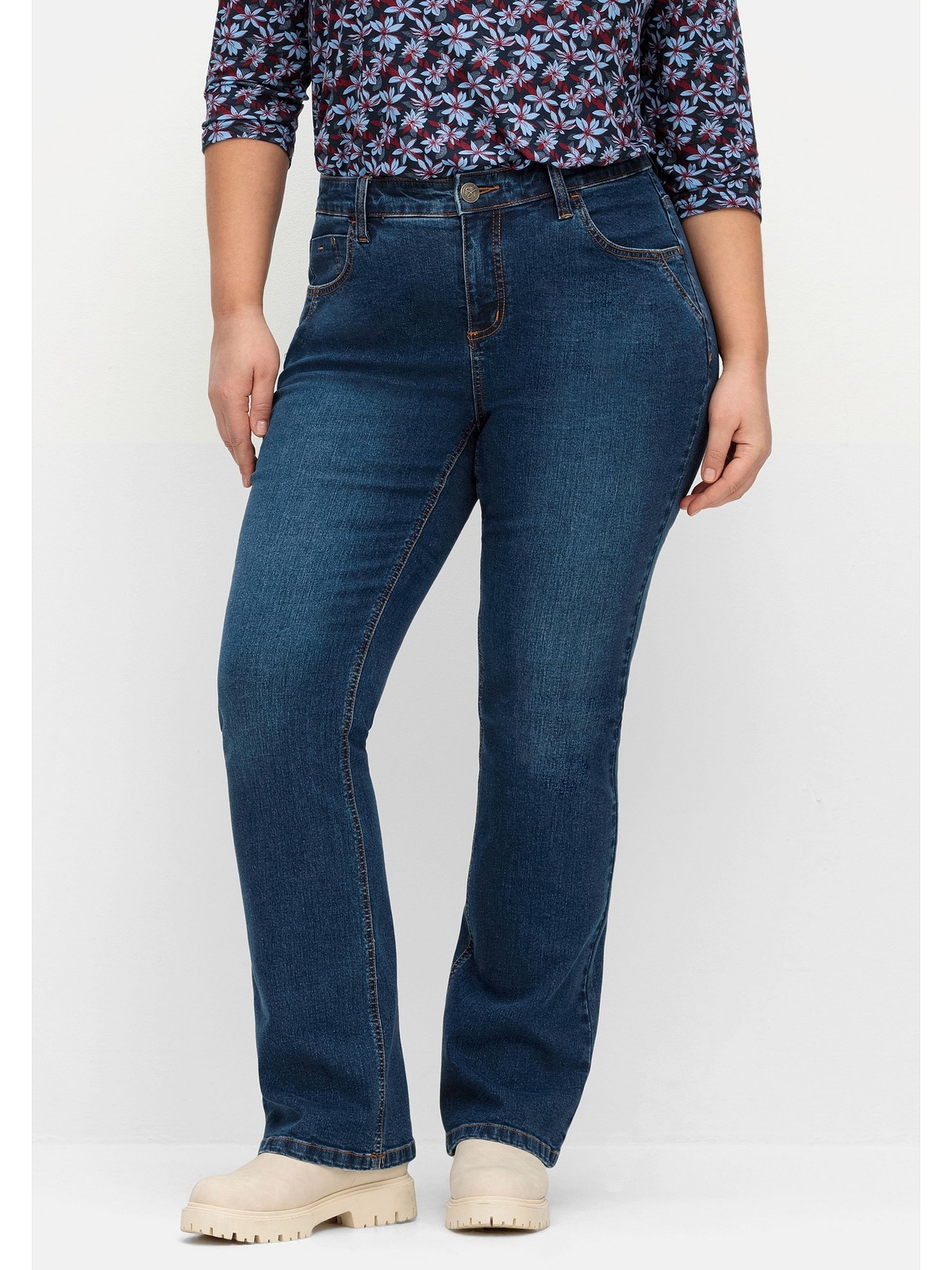 »Große | und Beinen Sheego Bootcut-Jeans ideal für SUSANNE BAUR schmalen Bauch bei bestellen viel Größen«,