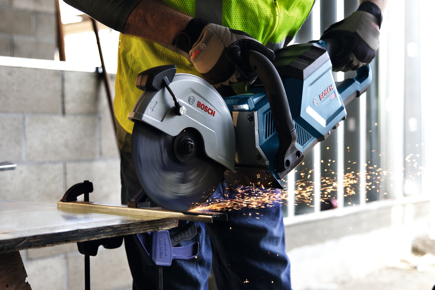 Bosch Professional Trennsäge »»GCS 18V-230 Professional««, (zum schnellen Trennen von Metall oder Beton), ohne Sägeblatt, ohne Akku, ohne Ladegerät
