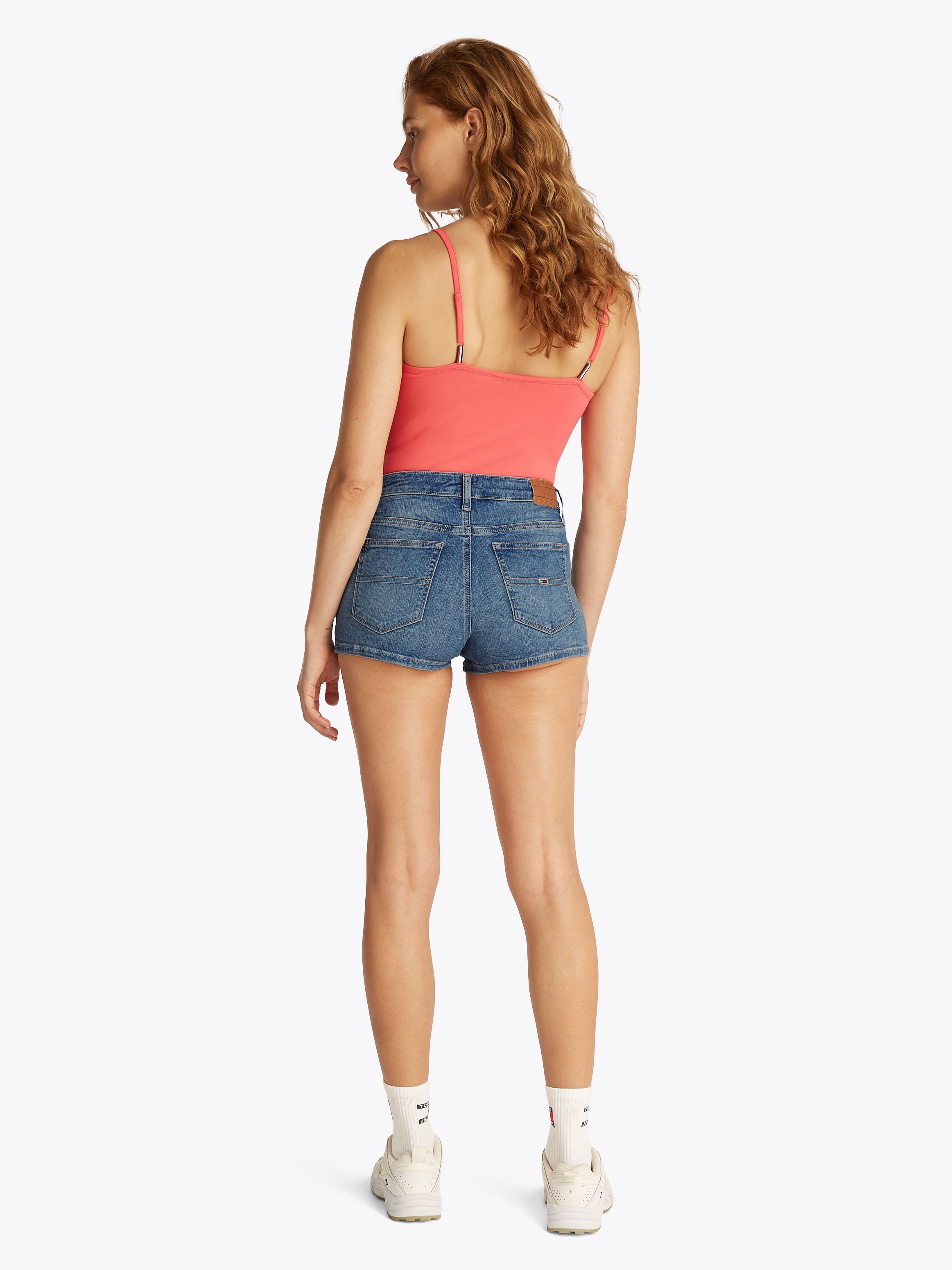 Tommy Jeans Shorts »NORA SHORT BI8233«, mit Logo-Badge, in blauer Waschung