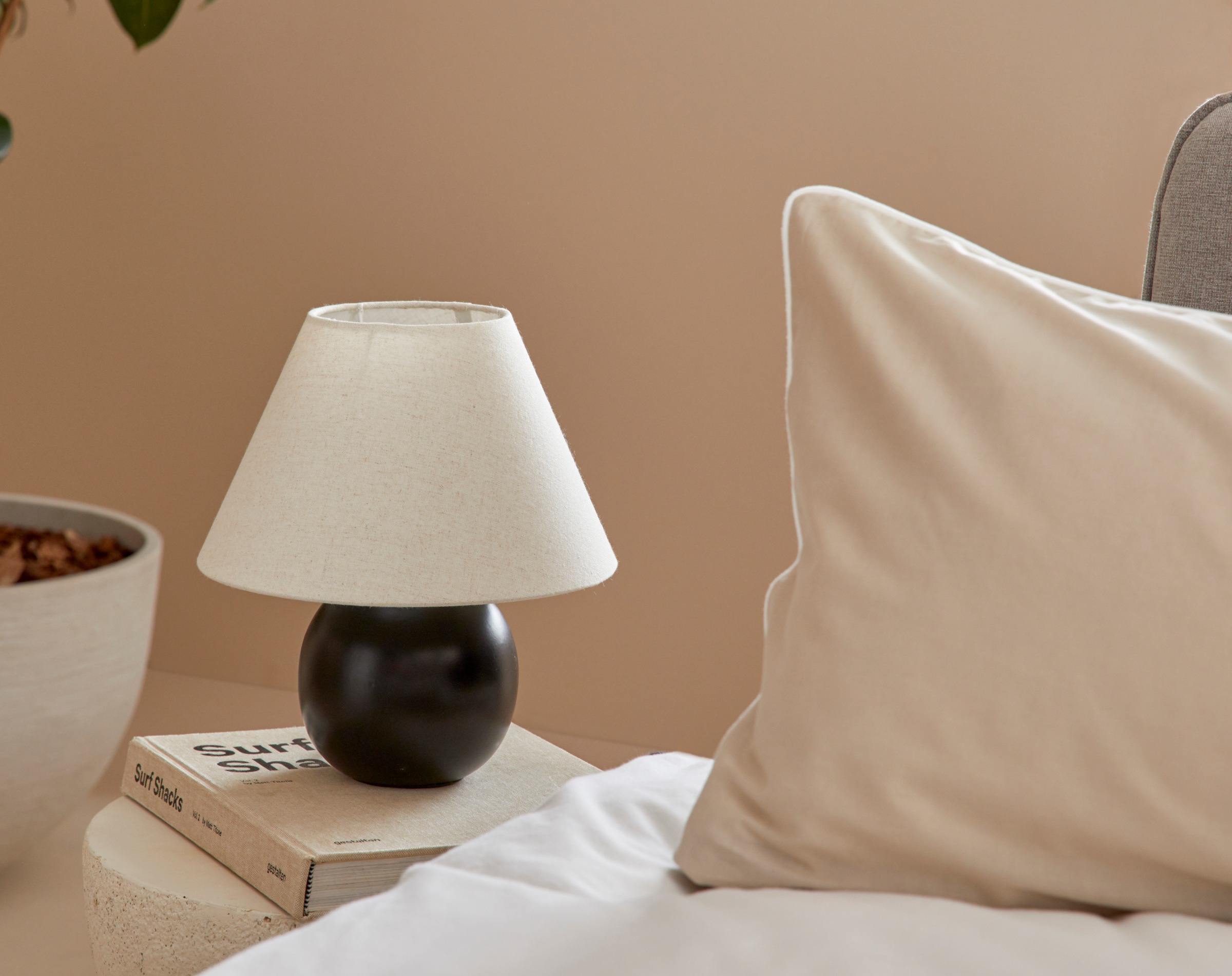 LeGer Home by Lena Gercke Schreibtischlampe »Amara, Tischlampe mit Schnurschalter exkl 1x E27 max 40W, Stoffschirm«, 1 flammig, Leuchtmittel E27 | Leuchtmittel wechselbar, Keramik Fuß, Schirm beige Kegelform, Höhe 29cm Ø 25cm Nachttischlampe