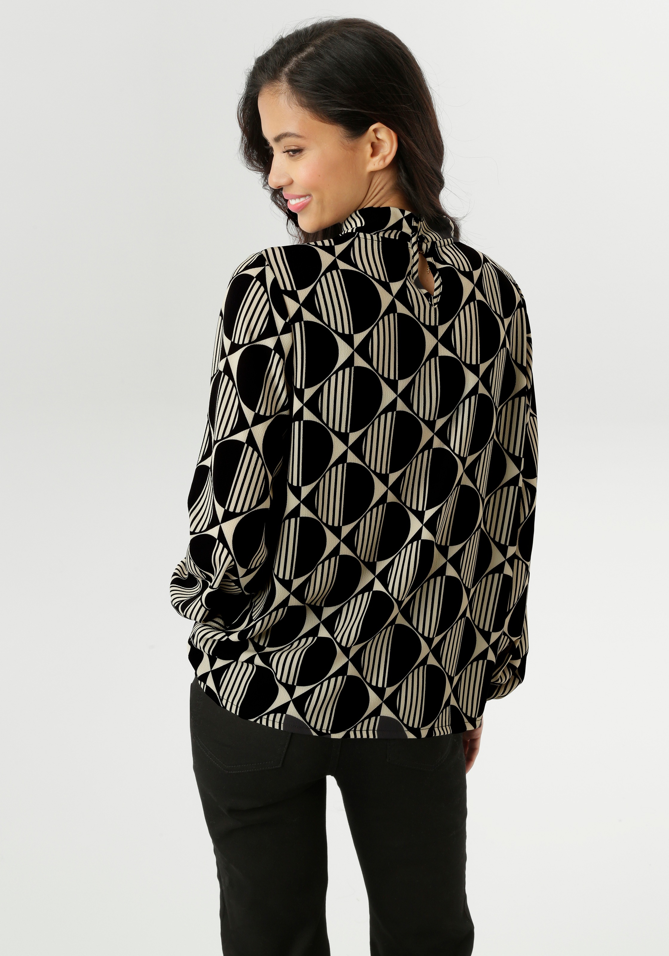 Aniston SELECTED Schlupfbluse mit raffinierter Ausschnittlösung günstig online kaufen