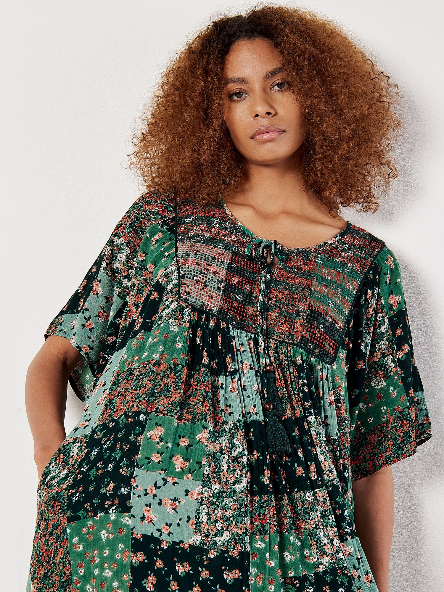 Apricot Druckkleid »Florales Patchwork-Kleid« mit Quastenband