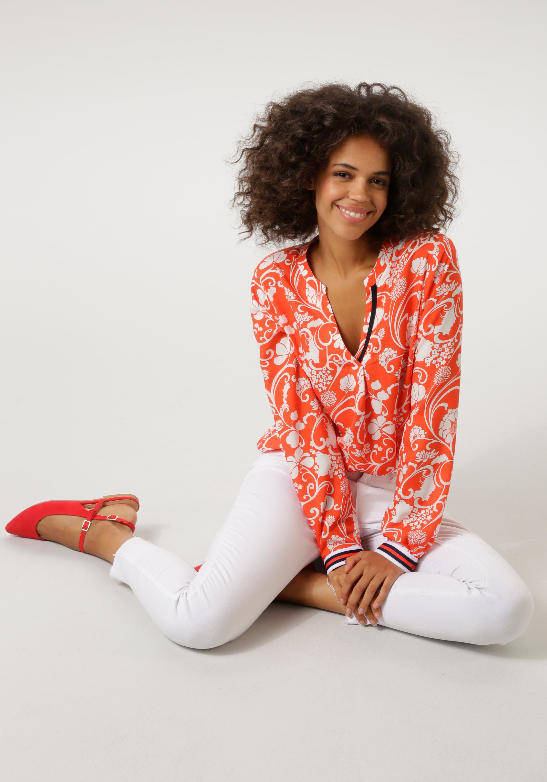 Aniston CASUAL Schlupfbluse mit fantasievollem, grafischen Blumendruck