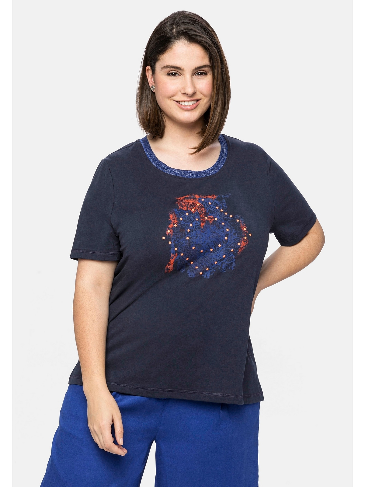 Sheego T-Shirt »Große Größen«, mit Ausschnitt Effektgarn modischem am für und bestellen Frontdruck | BAUR