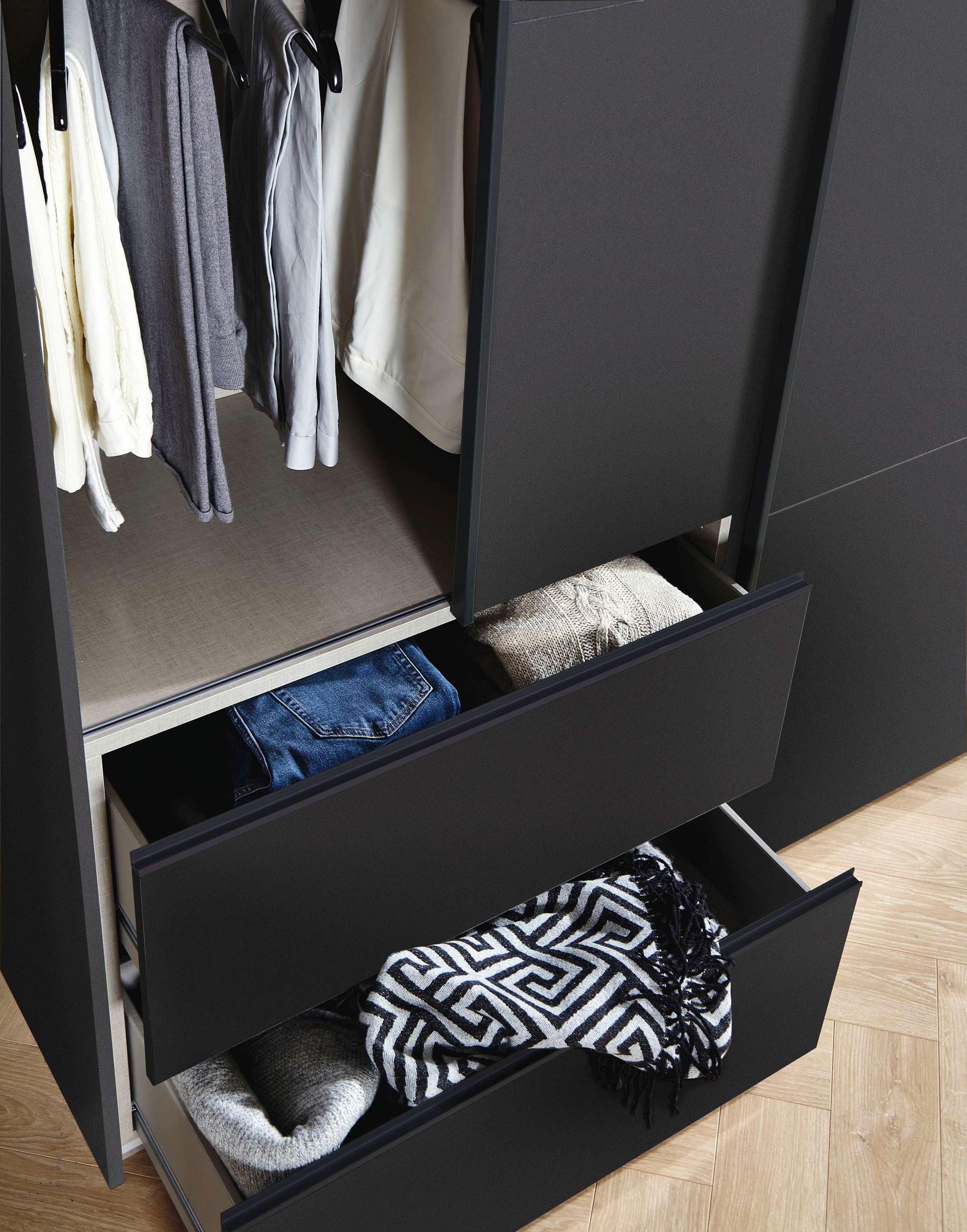 rauch Schwebetürenschrank »Kleiderschrank Schrank Garderobe Wäscheschrank SEVILLA mit Spiegel«, (in 3 verschiedenen Ausstattungen BASIC/CLASSIC/PREMIUM), Metall-Griffleisten alufarben oder Graumetallic MADE IN GERMANY