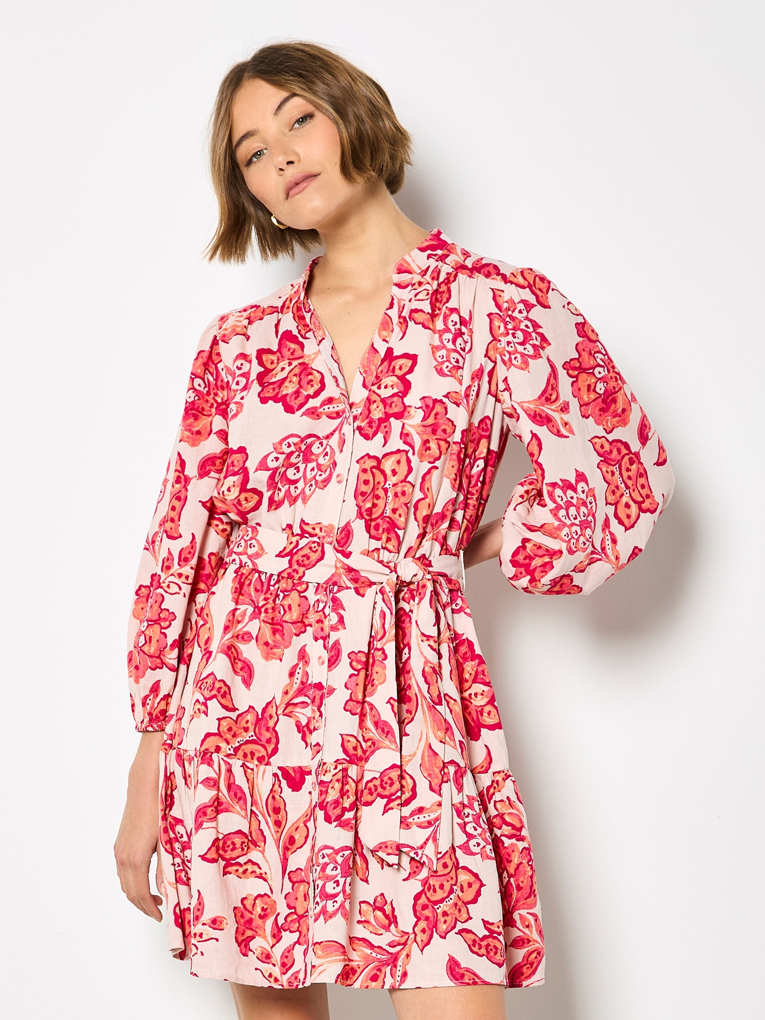 Apricot Minikleid "Malerisches Sarasa-Minikleid mit Blumenmuster" mit Gürtel