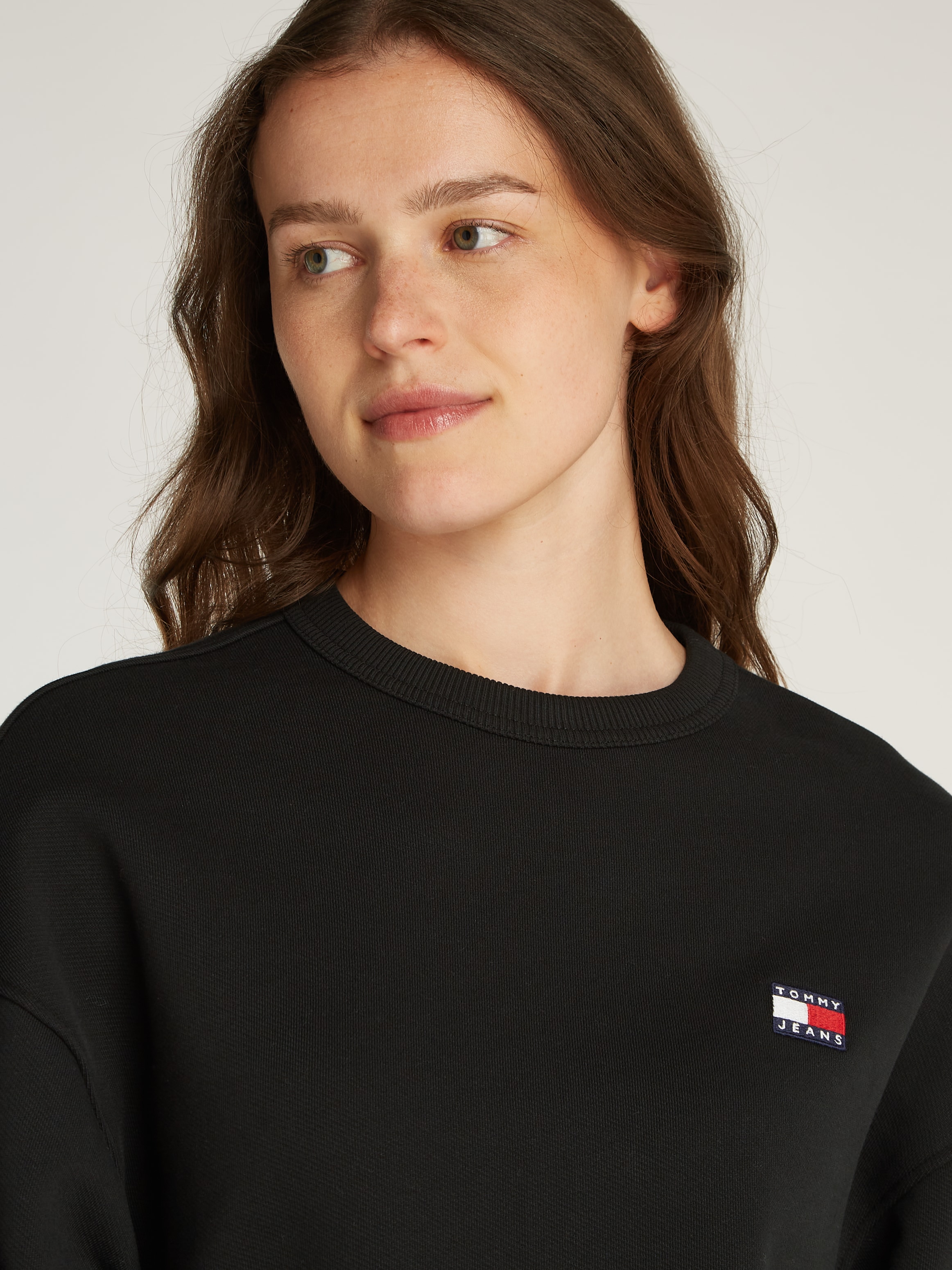 Tommy Jeans Sweatshirt »TJW BXY BADGE CREW«, mit Logo-Badge