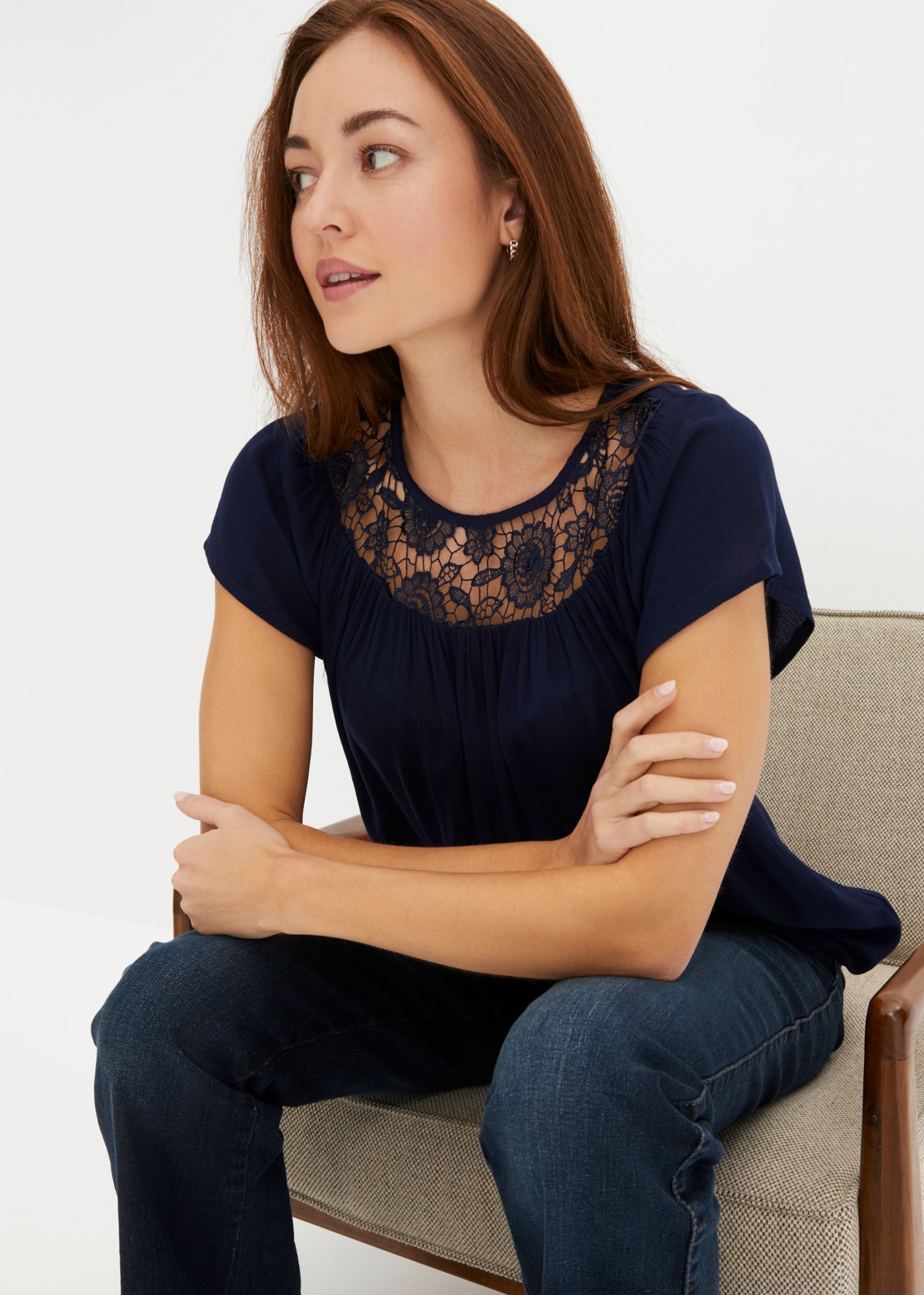 bonprix Kurzarmbluse »Bluse aus reiner Viskose« bequeme Passform, Crêpe aus Viskose, mit tollem Spitzeneinsatz