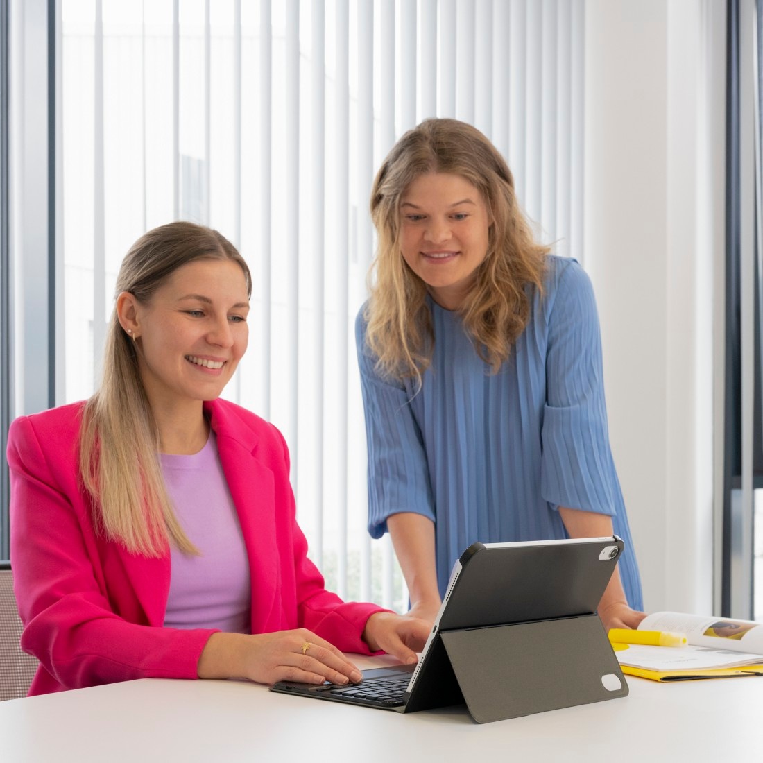 Hama Tablet-Hülle »Tablet-Hülle f. iPad Air (10.9"/11“), Bluetooth-Tastatur, Touchpad« Bluetooth-Tastatur, Touchpad, Standfunktion, abnehmbare Tastatur