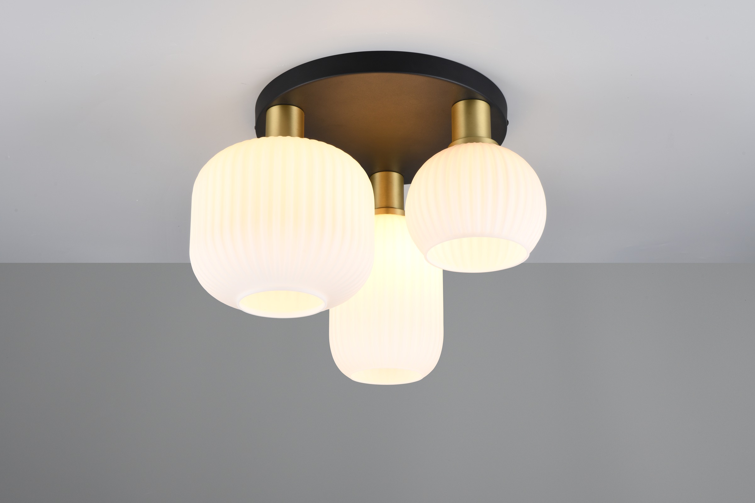 TRIO Leuchten Deckenleuchte »DIVA, E27 Deckenlampe 3-flammig mit Glasschirm, exkl 3xE27 max 10W«, 3 flammig, Leuchtmittel E27 | Leuchtmittel wechselbar, Deckenlampe Ø 39cm, Glasschirme in 3 Formen, Lampe Wohnzimmer Küche