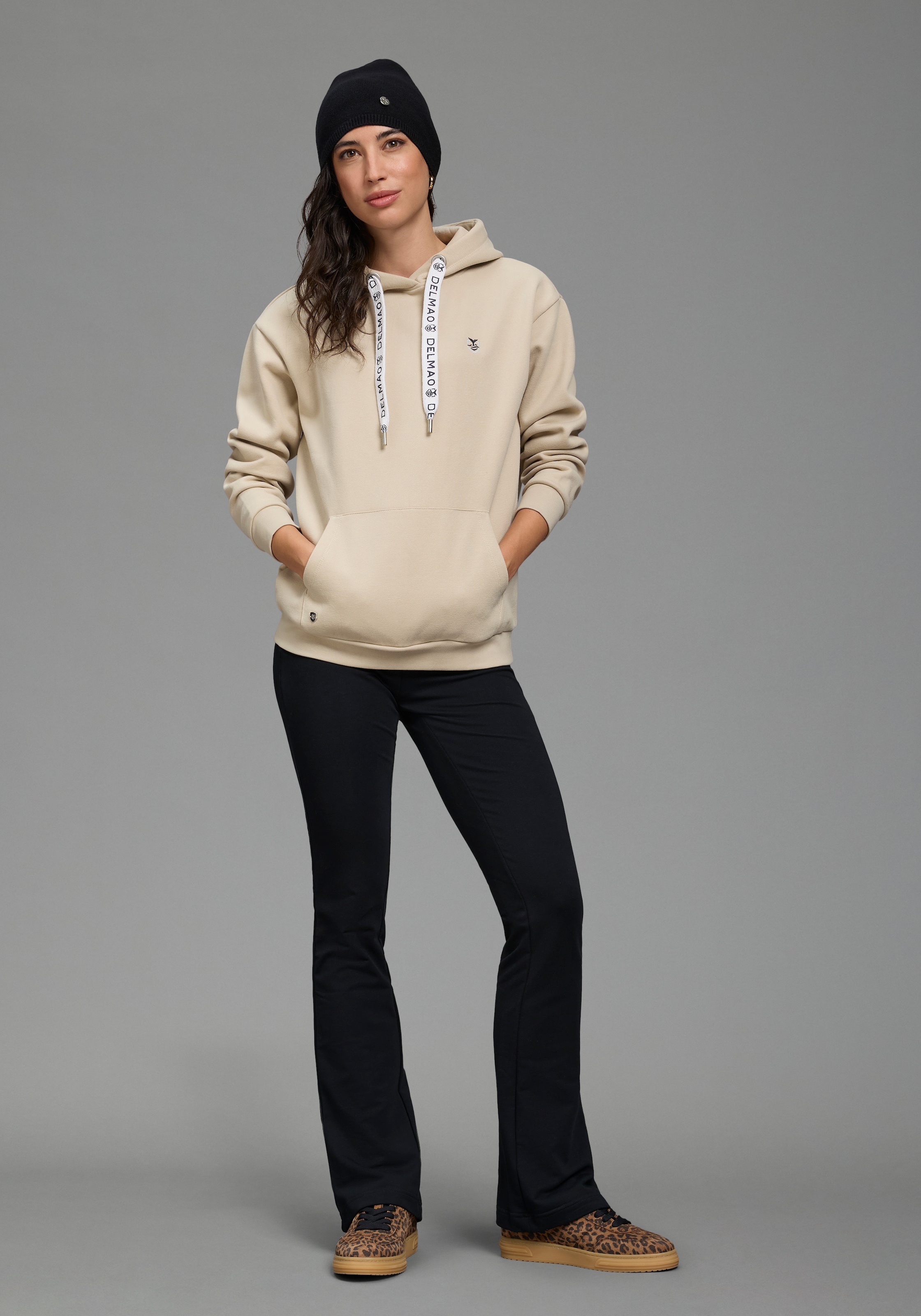 DELMAO Kapuzensweatshirt , Weiche Baumwollmischung mit Kängurutasche und bedruckter Kordel
