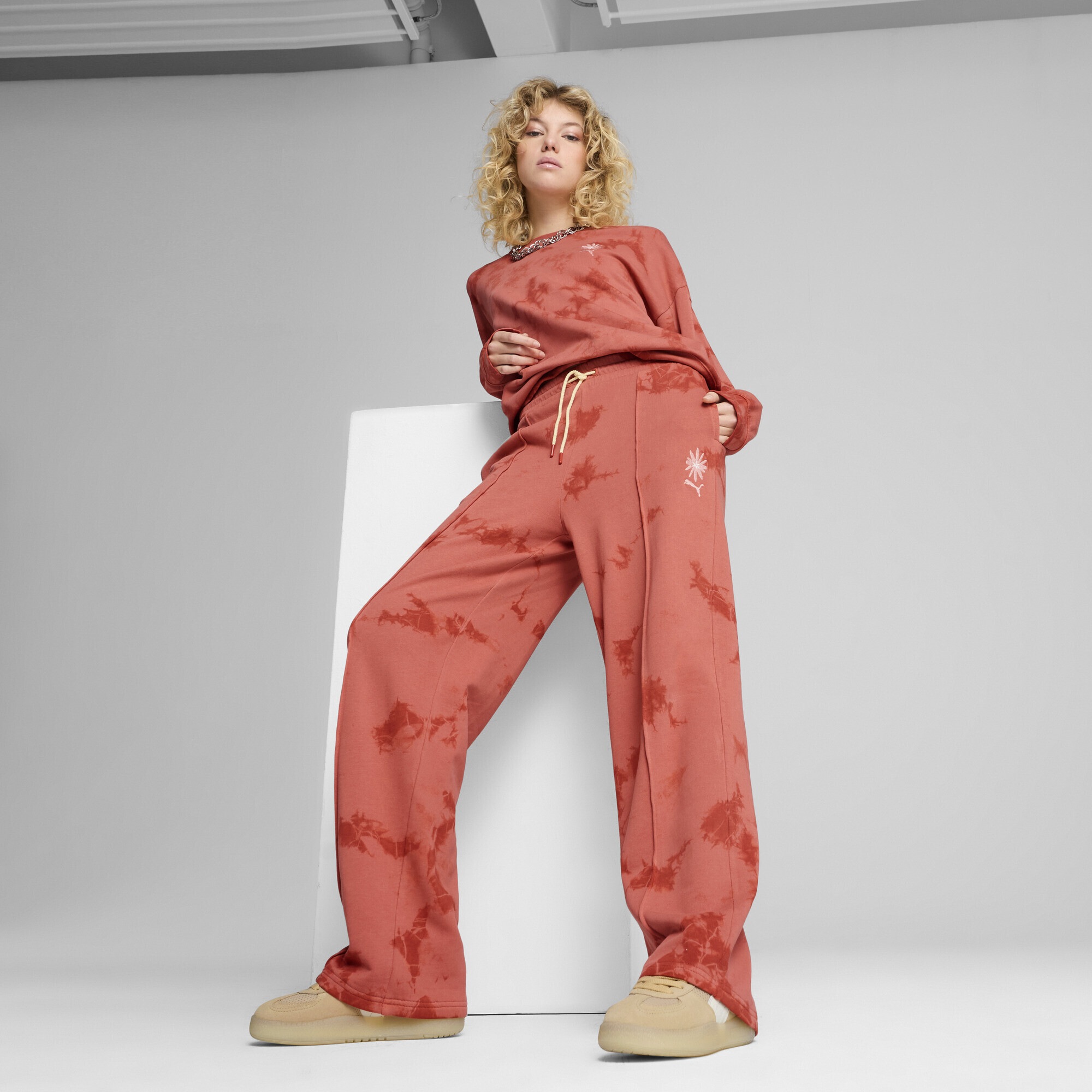 PUMA Sporthose »WARDROBE ESS FLORAL PACK Straight Fit Jogginghose mit Waschung«