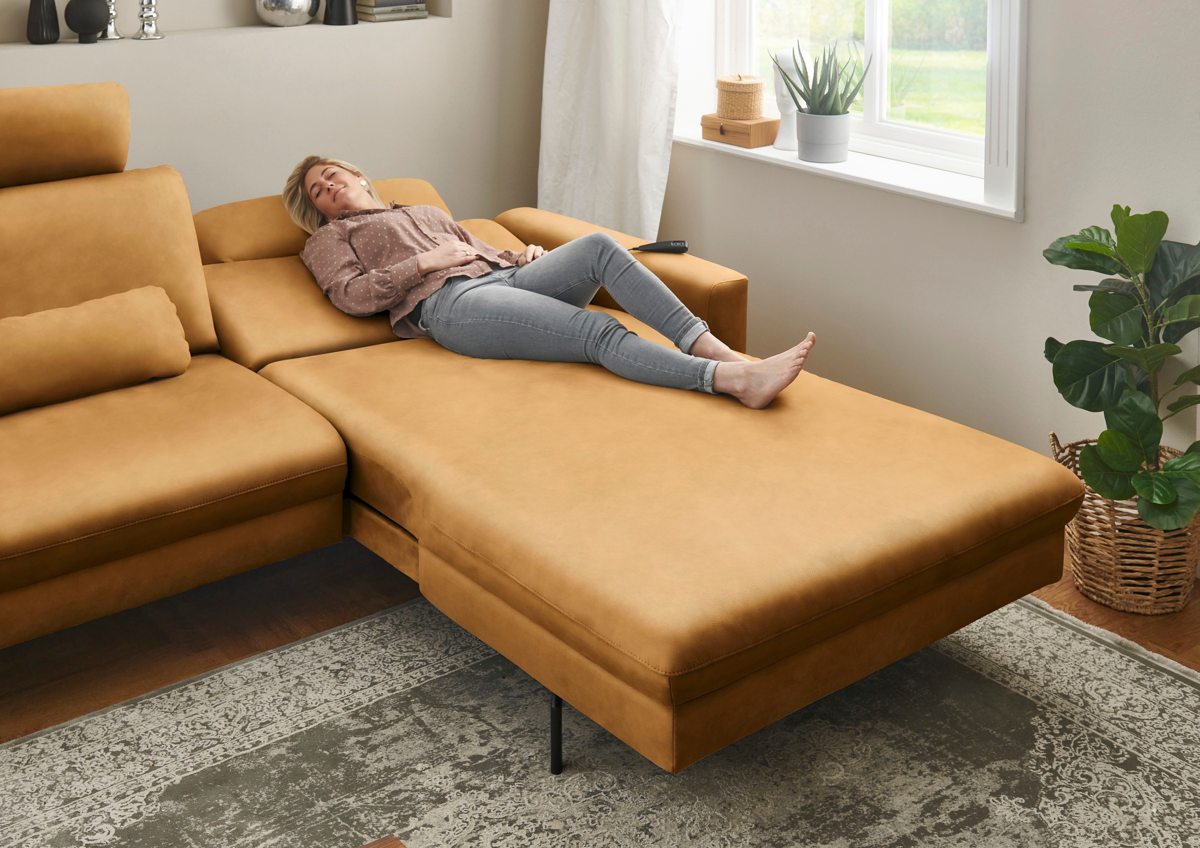 Die PlanBar Ecksofa »PN-EM20028 L-Form mit Kopfstützen«, wahlweise mit motorischem Canape