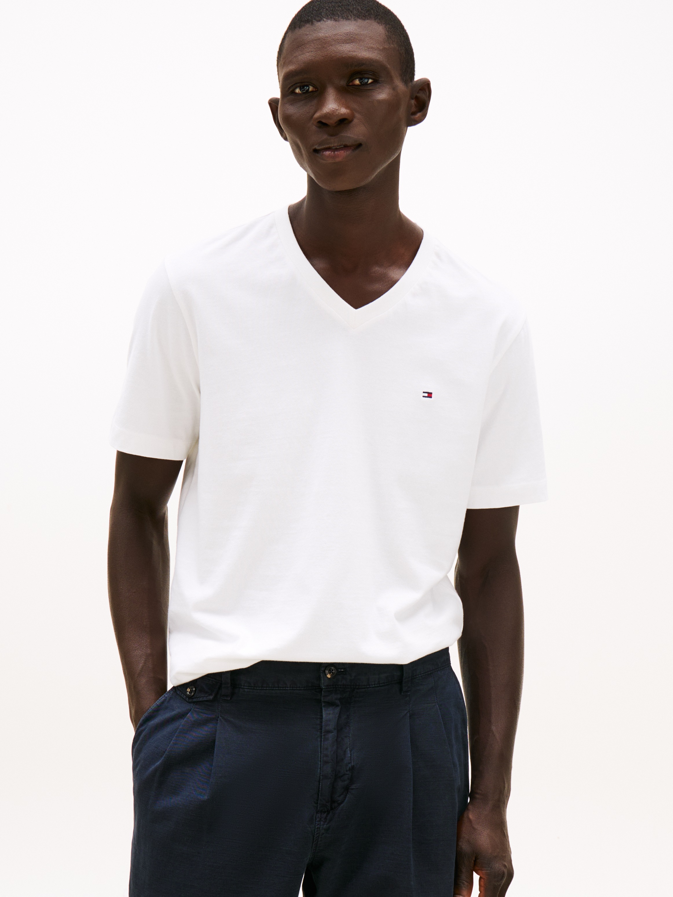 Tommy Hilfiger V-Shirt "ESSENTIAL V-NECK TEE mit V-Ausschnitt und Markenlab günstig online kaufen