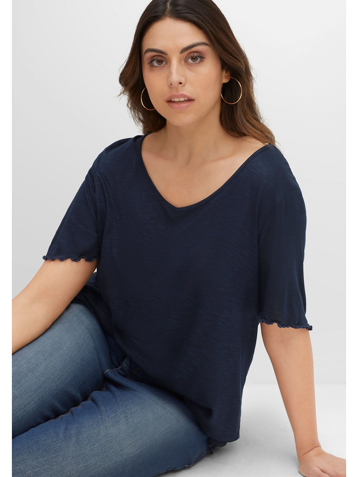 Sheego T-Shirt »Große Größen«, mit weitem V-Ausschnitt und Rollkanten
