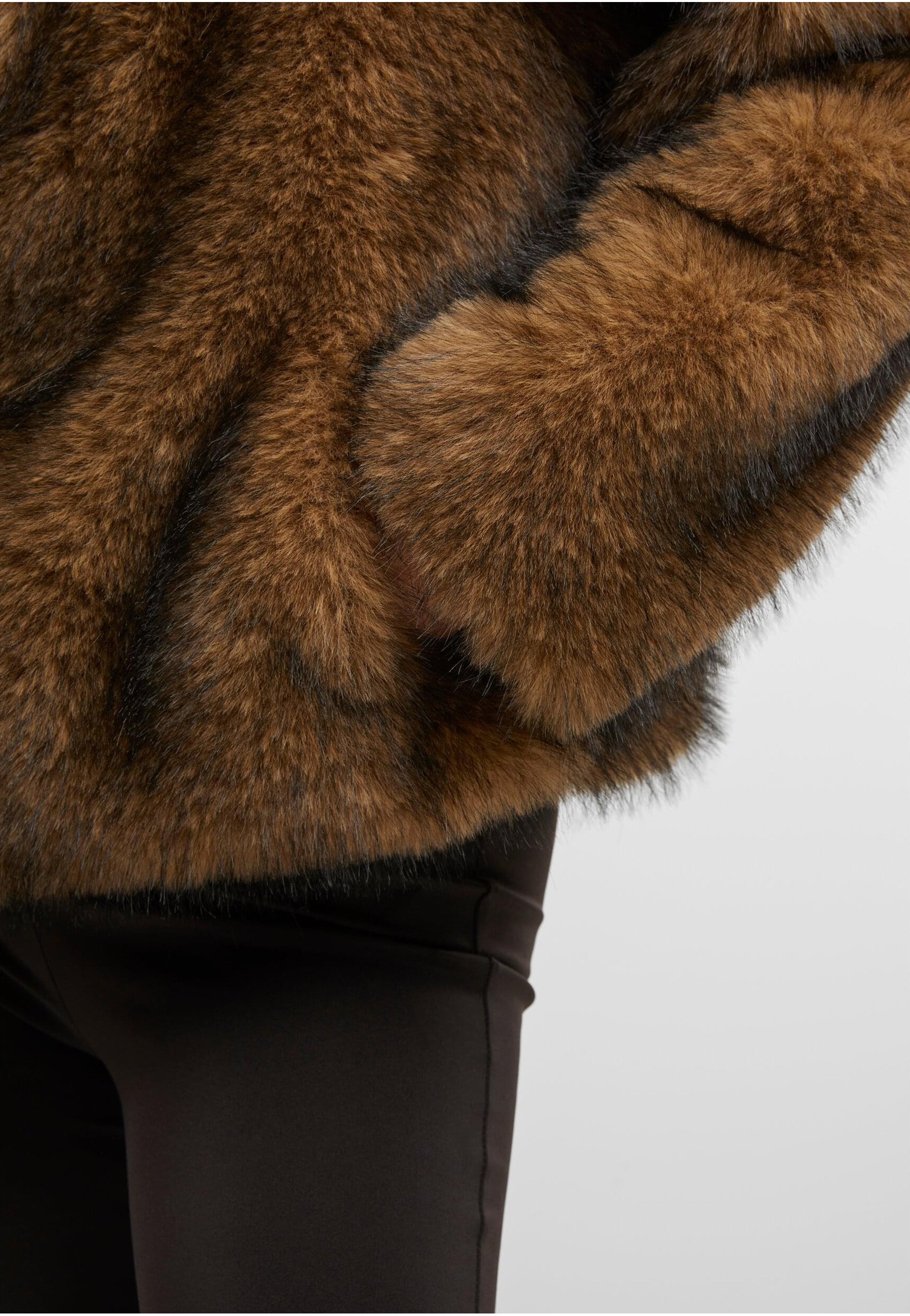 URBAN CLASSICS Winterjacke »Urban Classics Ladies Short Faux Fur Jacket« 1 Stk. tlg. ohne Kapuze