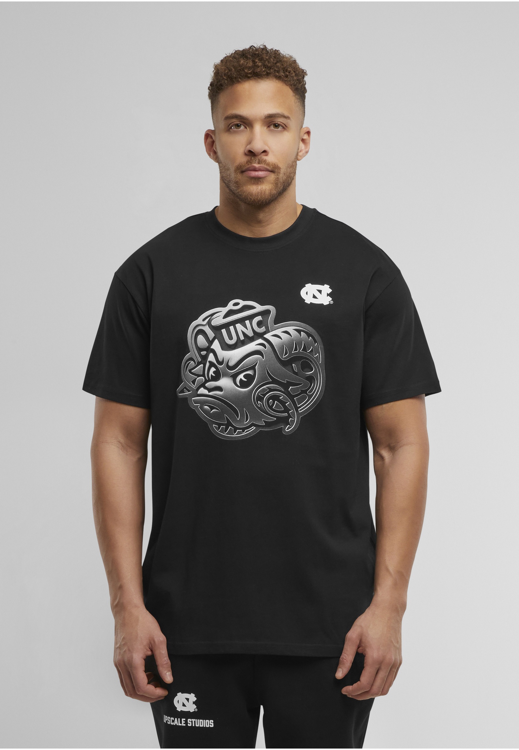 Upscale by Mister Tee T-Shirt »Upscale by Mister Tee North Carolina Chrome Logo Oversize Tee« 1 Stk.