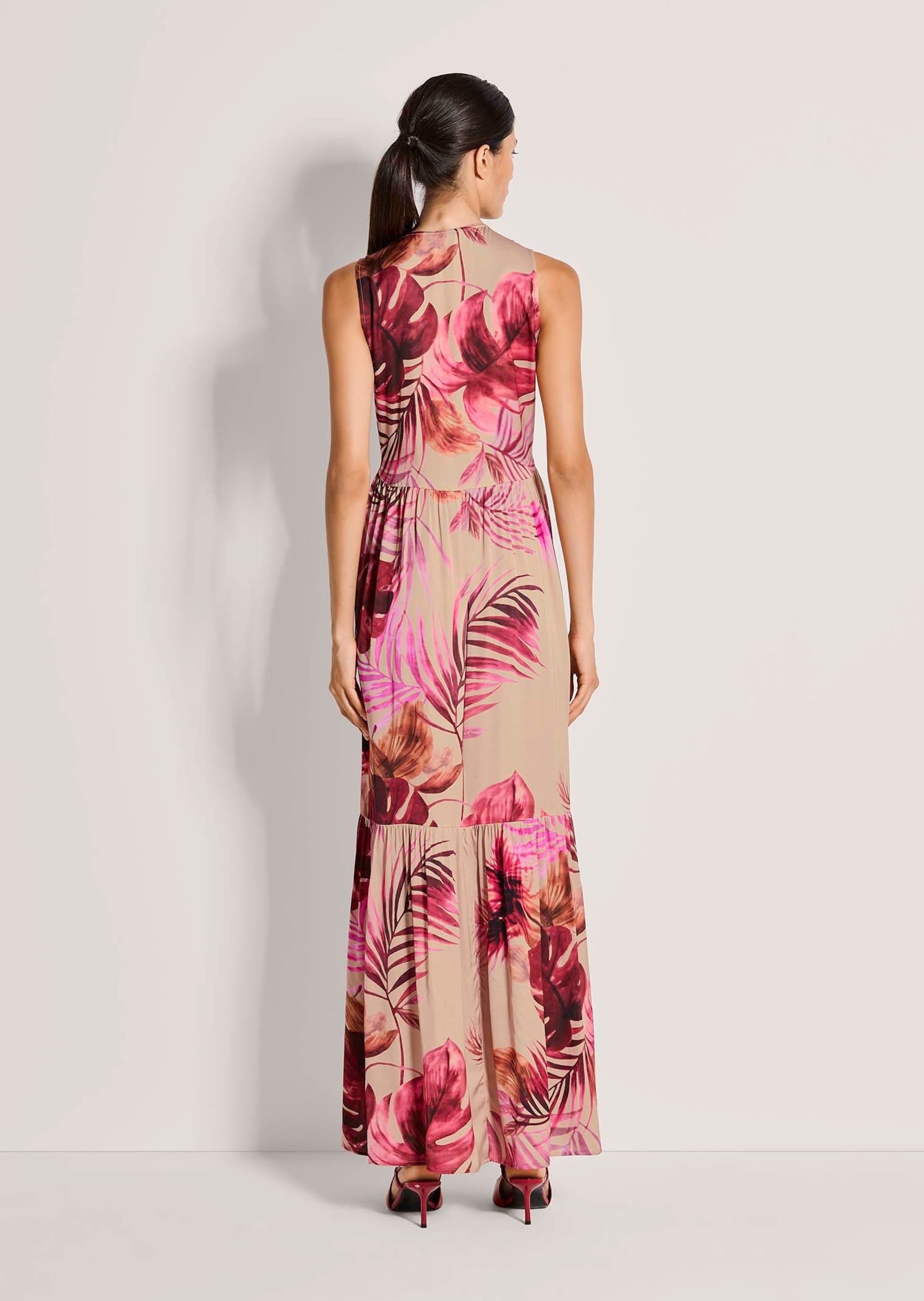 MADELEINE Midikleid »Sommerkleid Maxikleid mit floralem Print« Nahttasche Kleid mit Rundhalsausschnitt mit V-Blende und 2 Knöpfen, Rock in Stufen und Falten