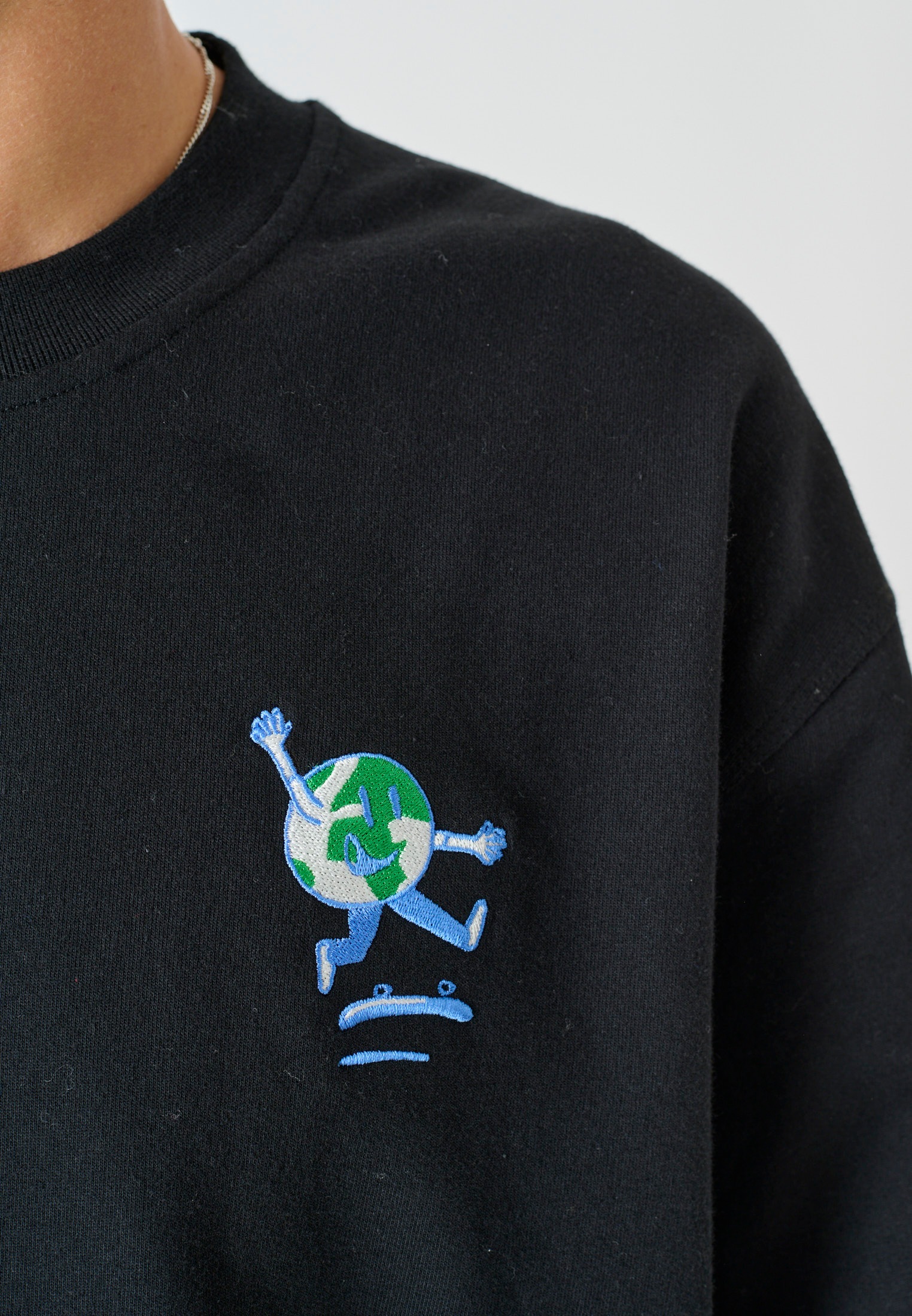 Cleptomanicx Sweatshirt »World is Flipping«, mit kleiner Stickerei