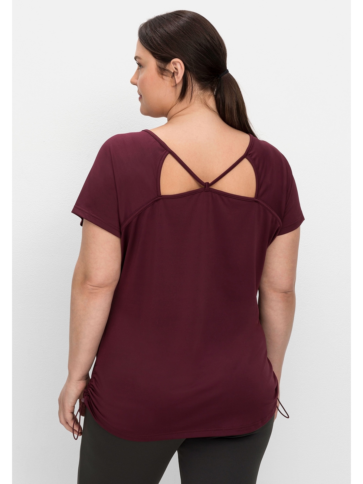 Sheego T-Shirt Rückenteil, BAUR Größen«, raffiniertem | online »Große mit bestellen atmungsaktiv