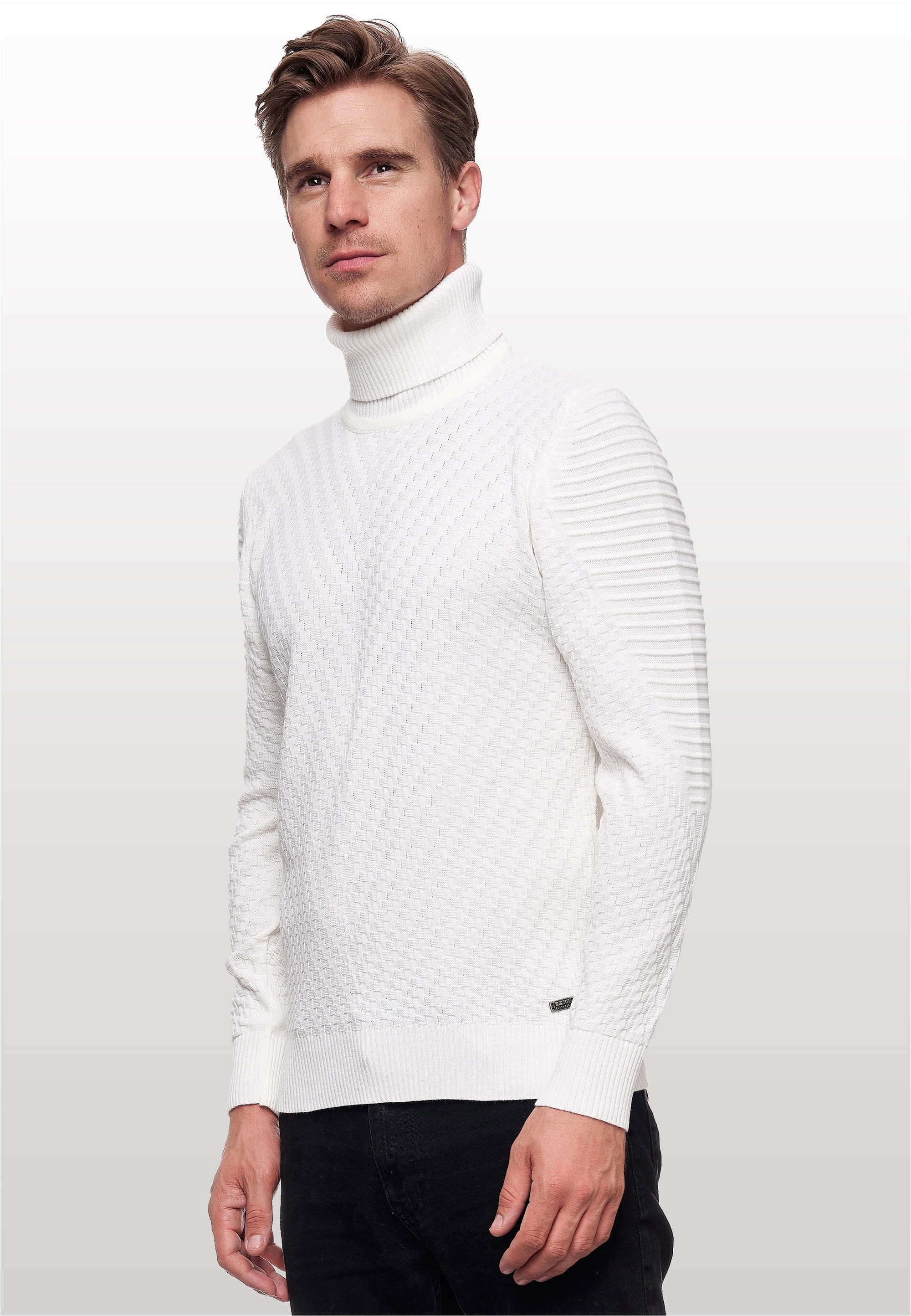 Rusty Neal Rollkragenpullover in stilvollem Feinstrick