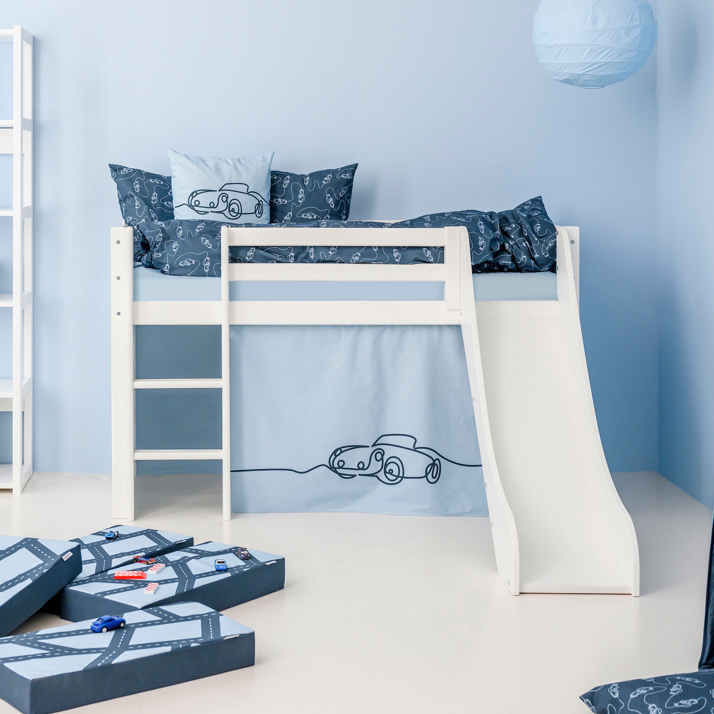 Hoppekids Hochbett »Cars«, mit Rutsche, Vorhang und wahlweise Matratze