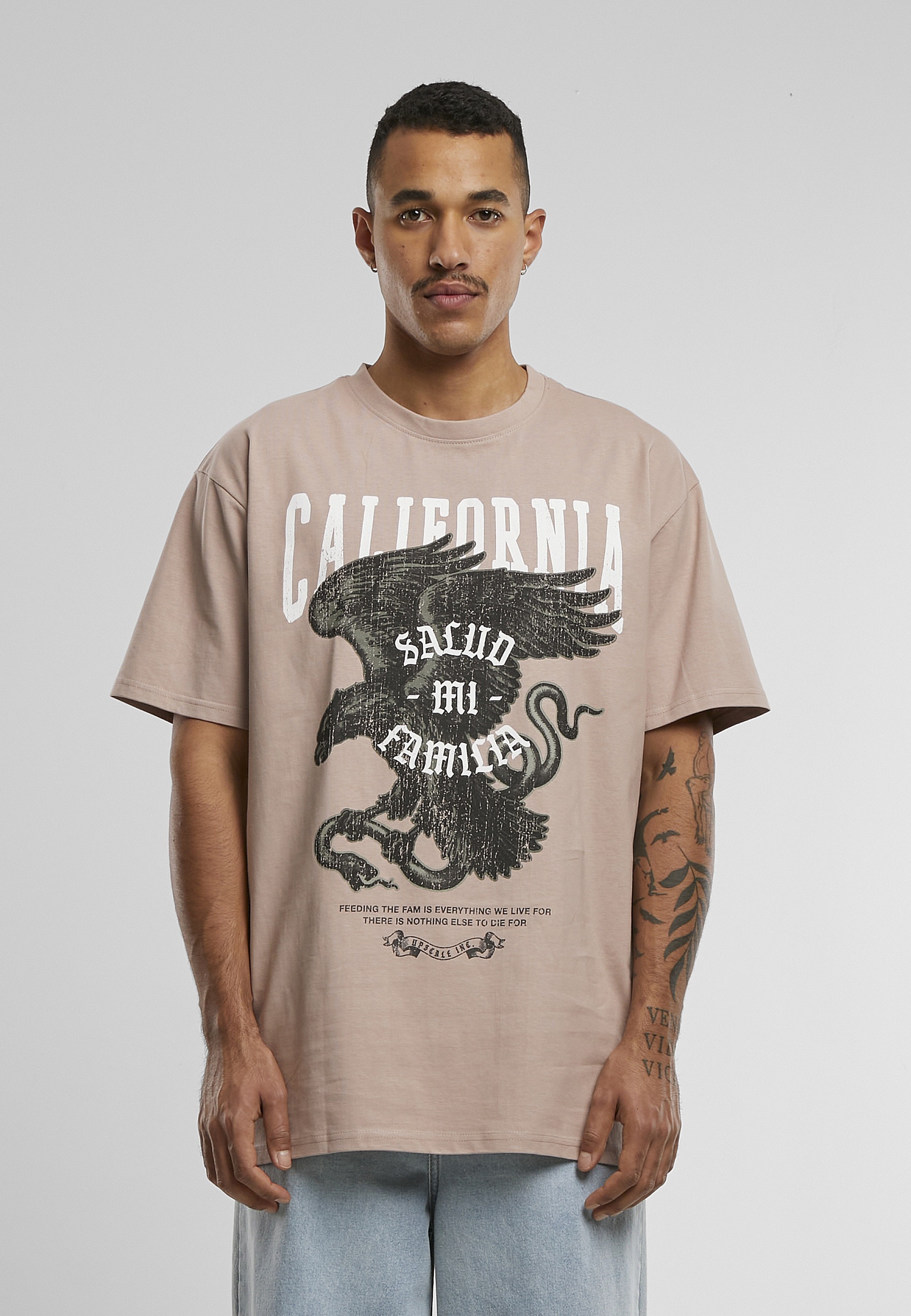 Upscale by Mister Tee Kurzarmshirt »Upscale by Mister Tee Unisex La Familia Heavy Oversize Tee« 1 Stk.