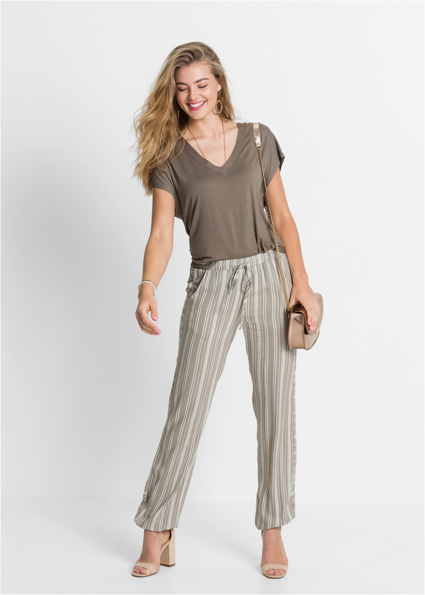 bonprix Oversize-Shirt Oversize-Passform, tiefer V-Ausschnitt, abgerundeter Vokuhila-Saum