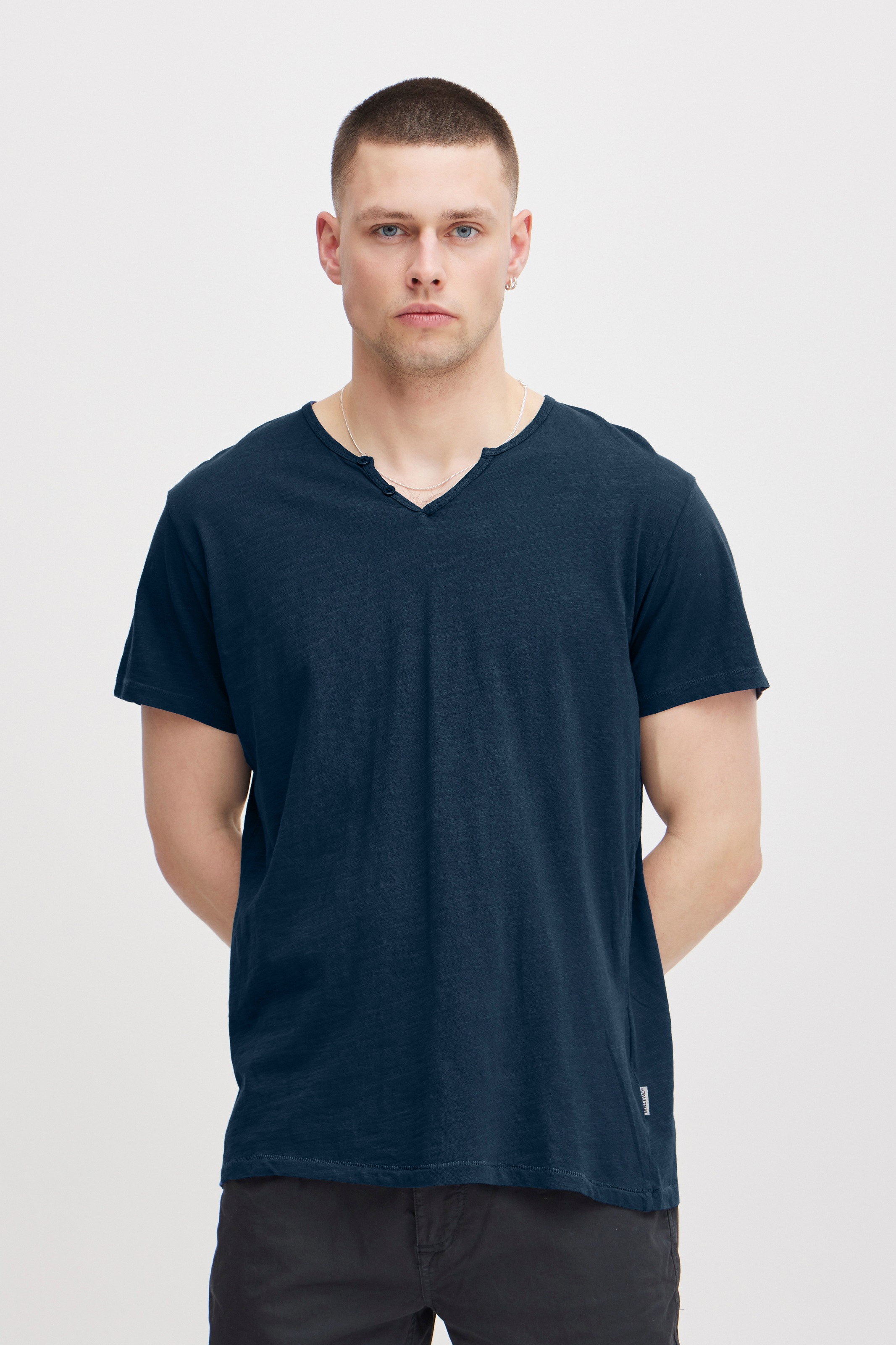 Blend T-Shirt "BHAshton split neck tee" mit Deko-Knopfdetail am Ausschnitt günstig online kaufen