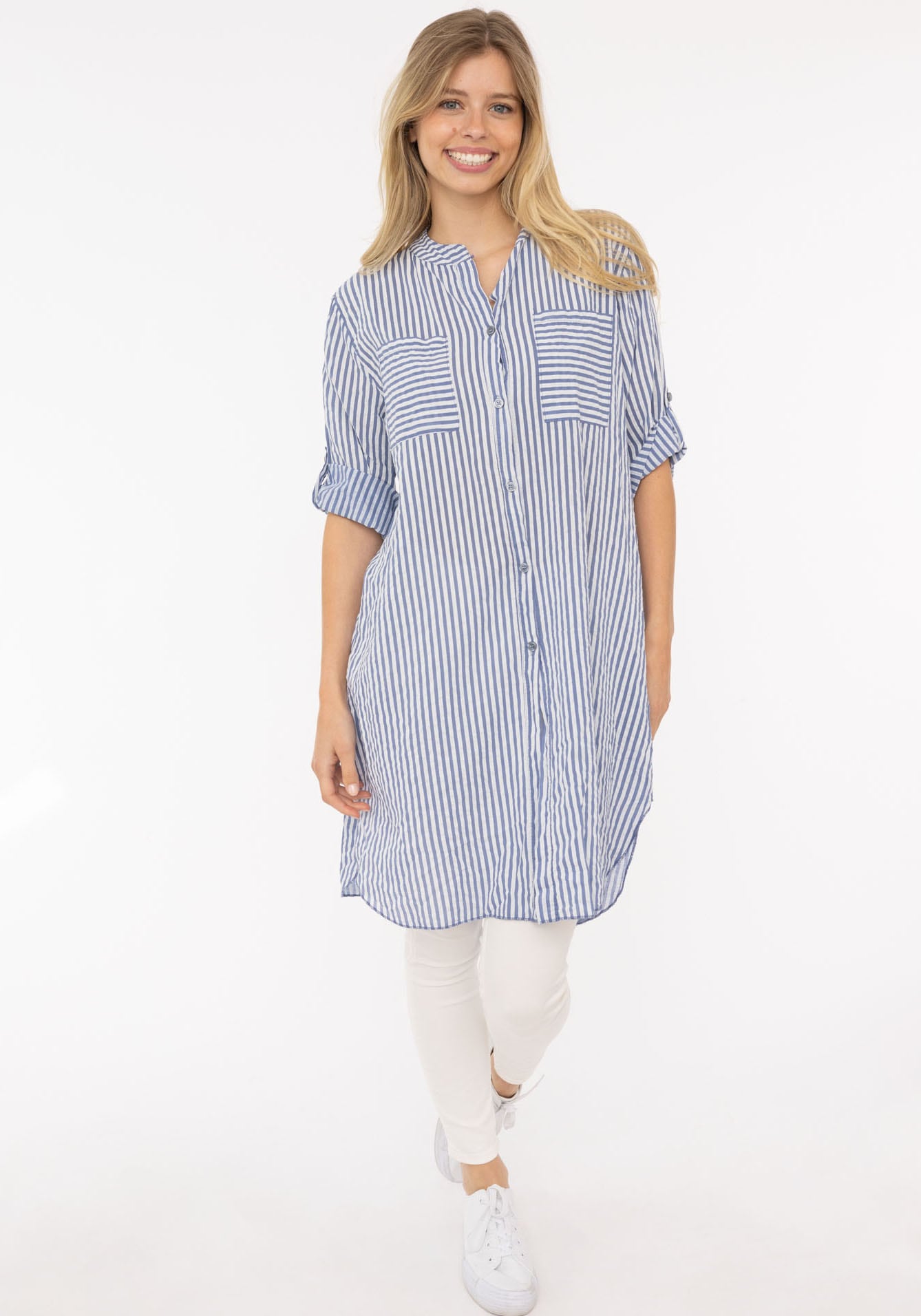 Longbluse ZWILLINGSHERZ "Kida", Damen, blau (jeans), Web, Obermaterial: 100% Baumwolle, gestreift, comfort fit lang, V-Ausschnitt, Krempelärmel 1-Knopf-Manschette, Blusen Longbluse, One Size, Streifen, Knopfleiste, Brusttaschen, 3/4-Arm