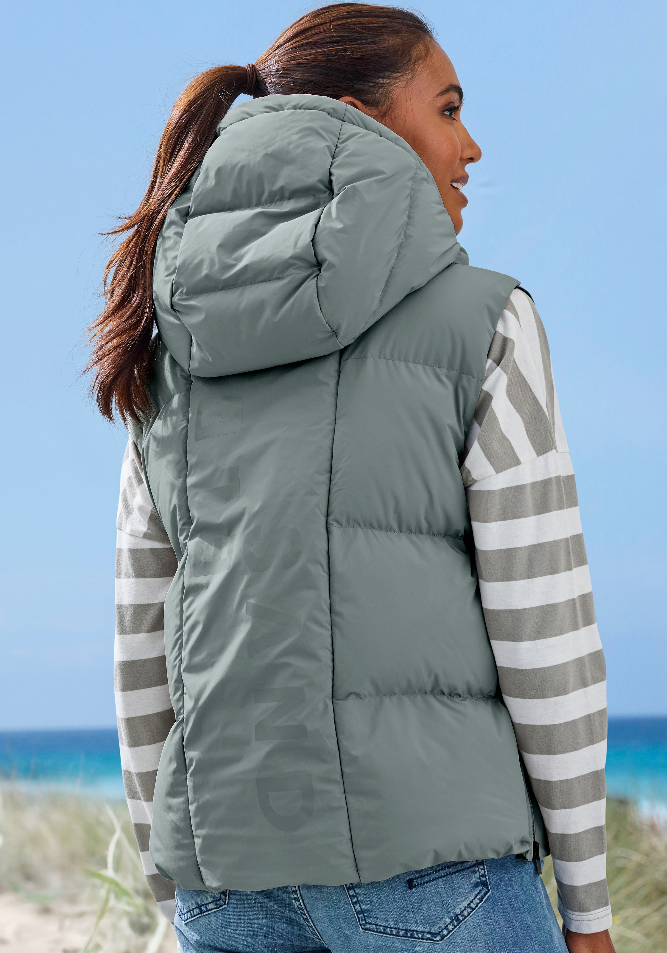 Thumbnail - Elbsand Steppweste mit großem Logoprint auf dem Rücken