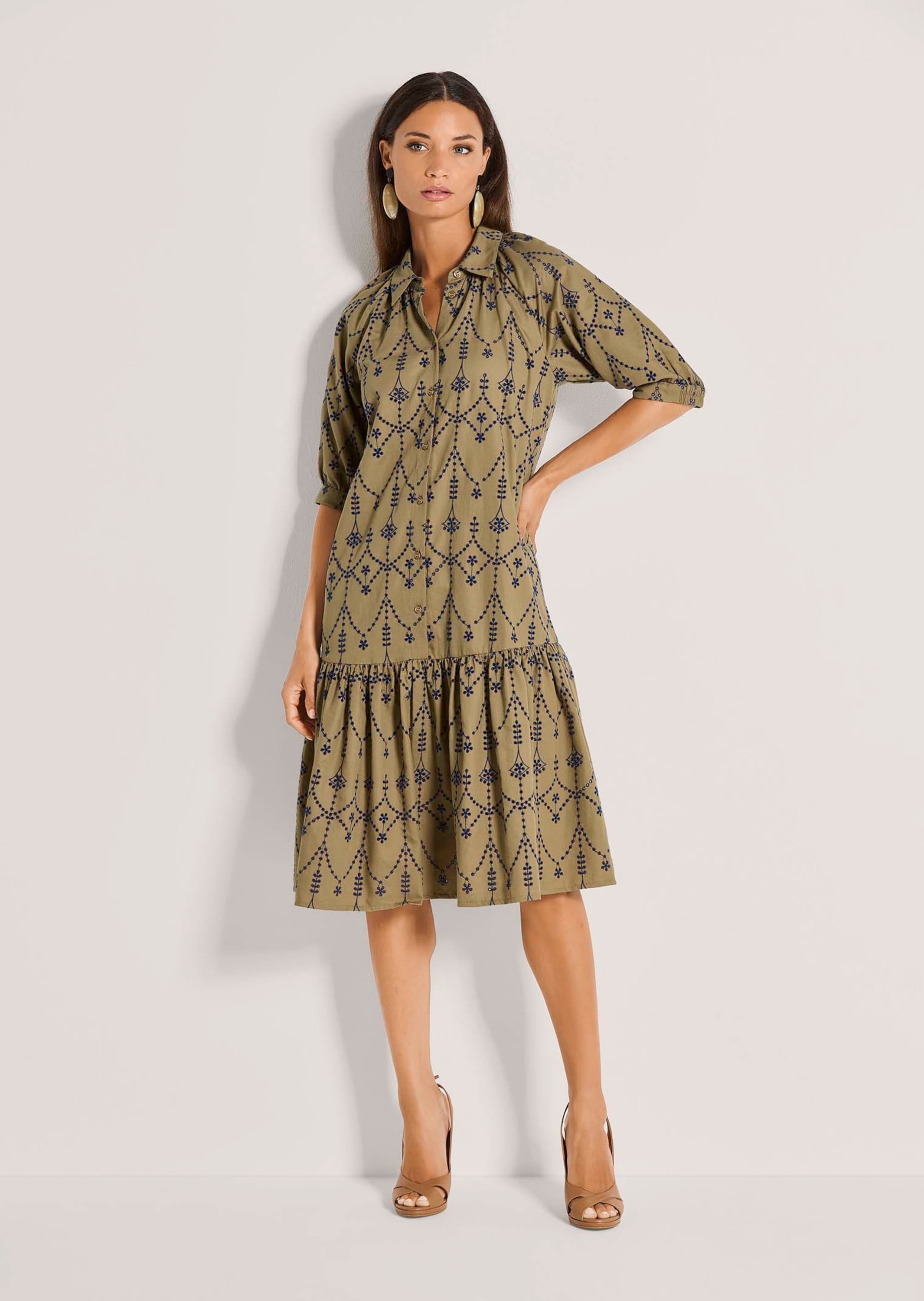 MADELEINE Midikleid »Hemdblusenkleid Sommerliches Midikleid mit Volant« Kleid mit Lochstickerei