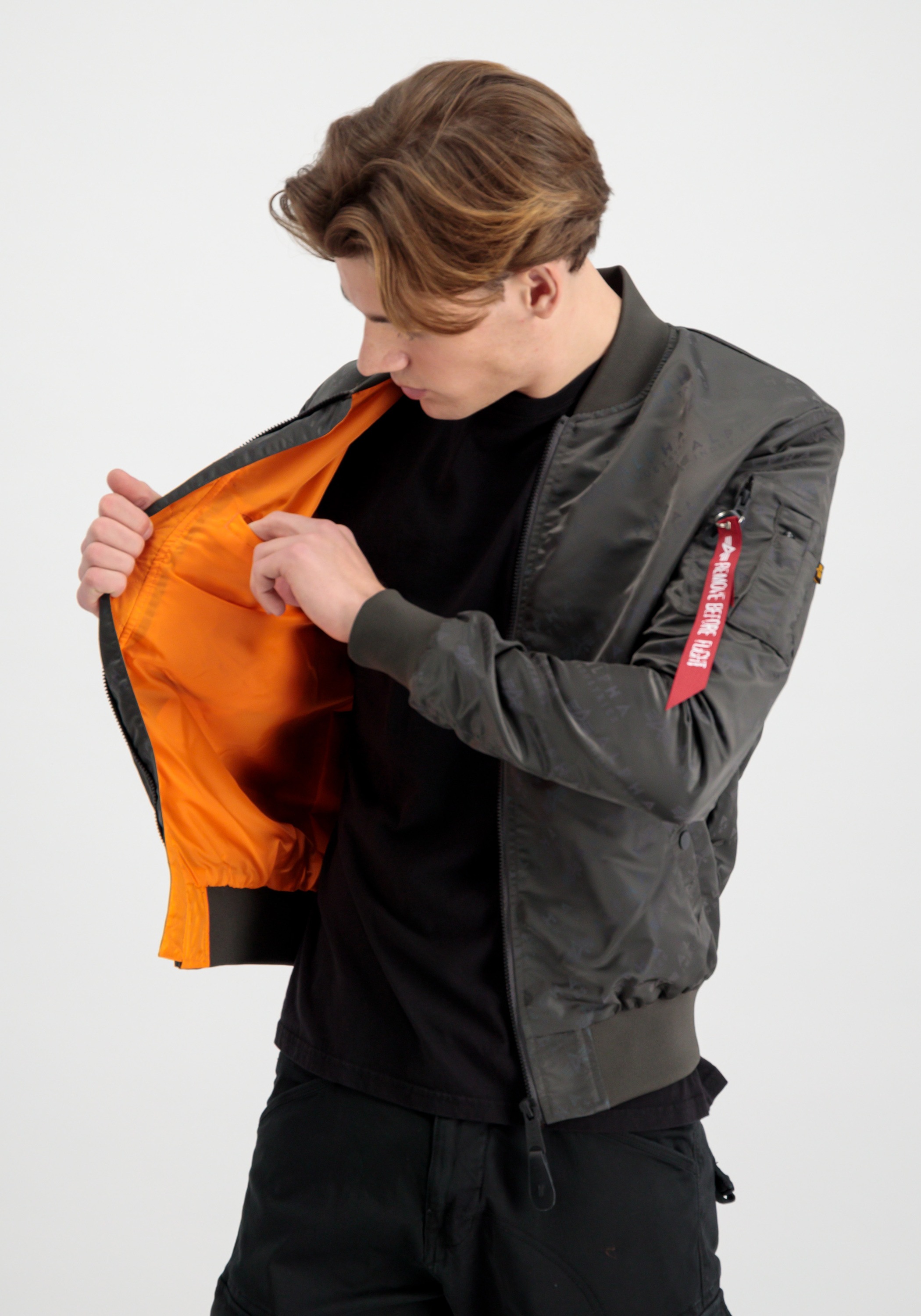 Thumbnail - Alpha Industries Regen- und Matschjacke "MA-1 LW AOP Rainbow Ref."