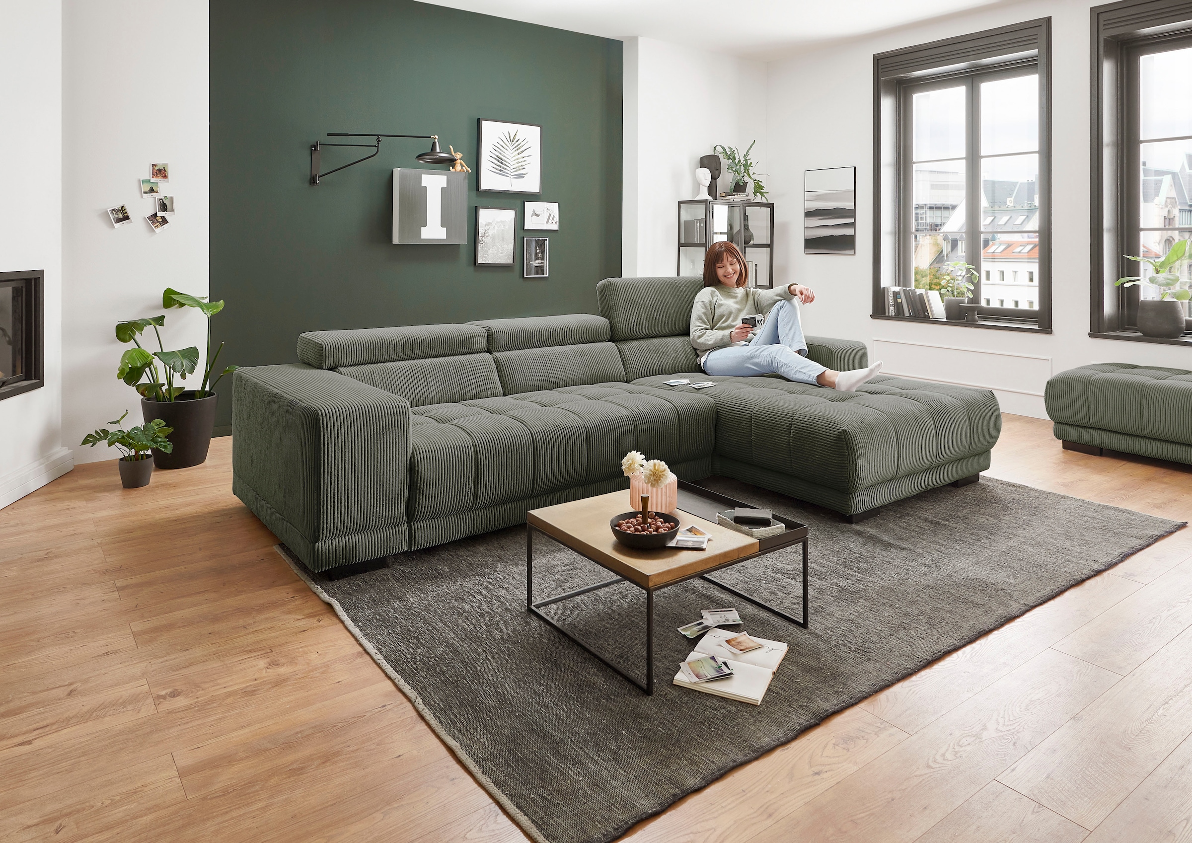 Die PlanBar Ecksofa "MP-IN15053 L-Form schmaler Schenkel" mit Kopfteilverstellung, wahlweise mit manueller Vorziehbank